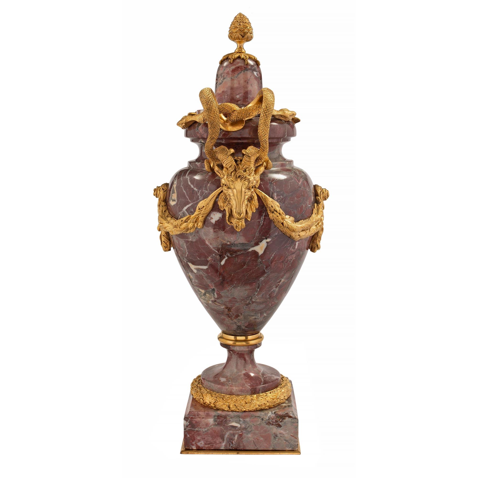 Français Paire d'urnes à couvercle en marbre et bronze doré de style Louis XVI du milieu du XIXe siècle en vente