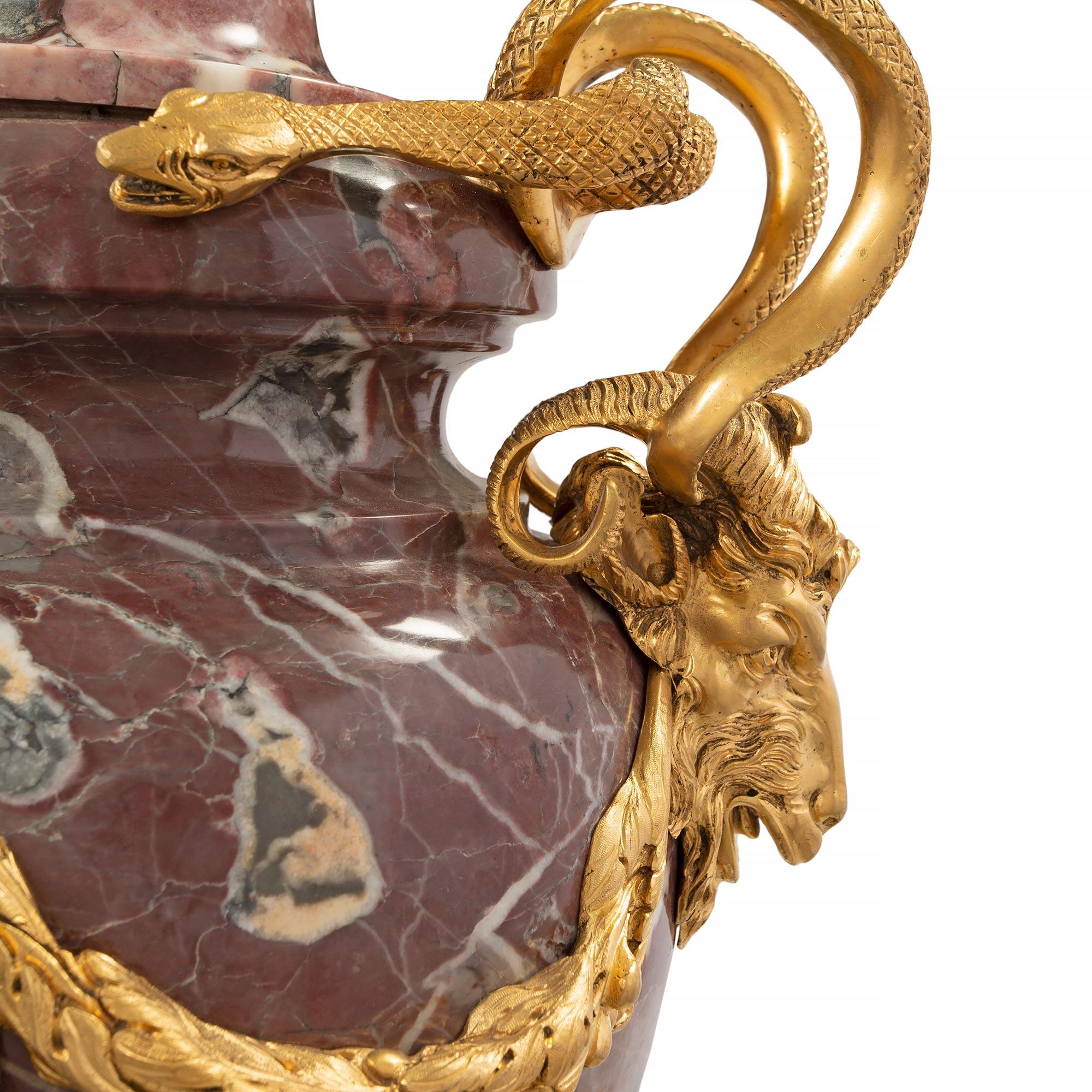 Paire d'urnes à couvercle en marbre et bronze doré de style Louis XVI du milieu du XIXe siècle Bon état - En vente à West Palm Beach, FL