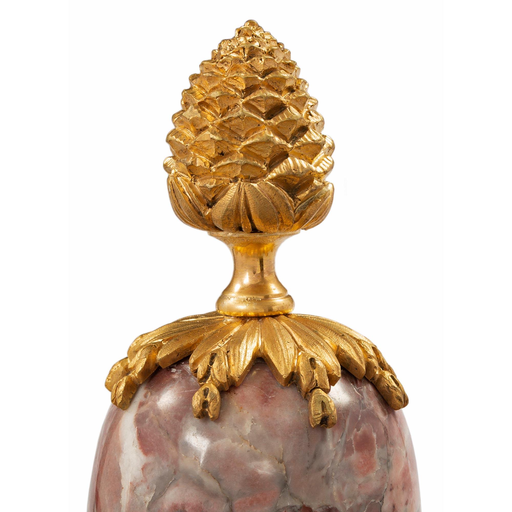 Similoro Coppia di urne francesi con coperchio in marmo e ormeggio della metà del XIX secolo in stile Luigi XVI in vendita