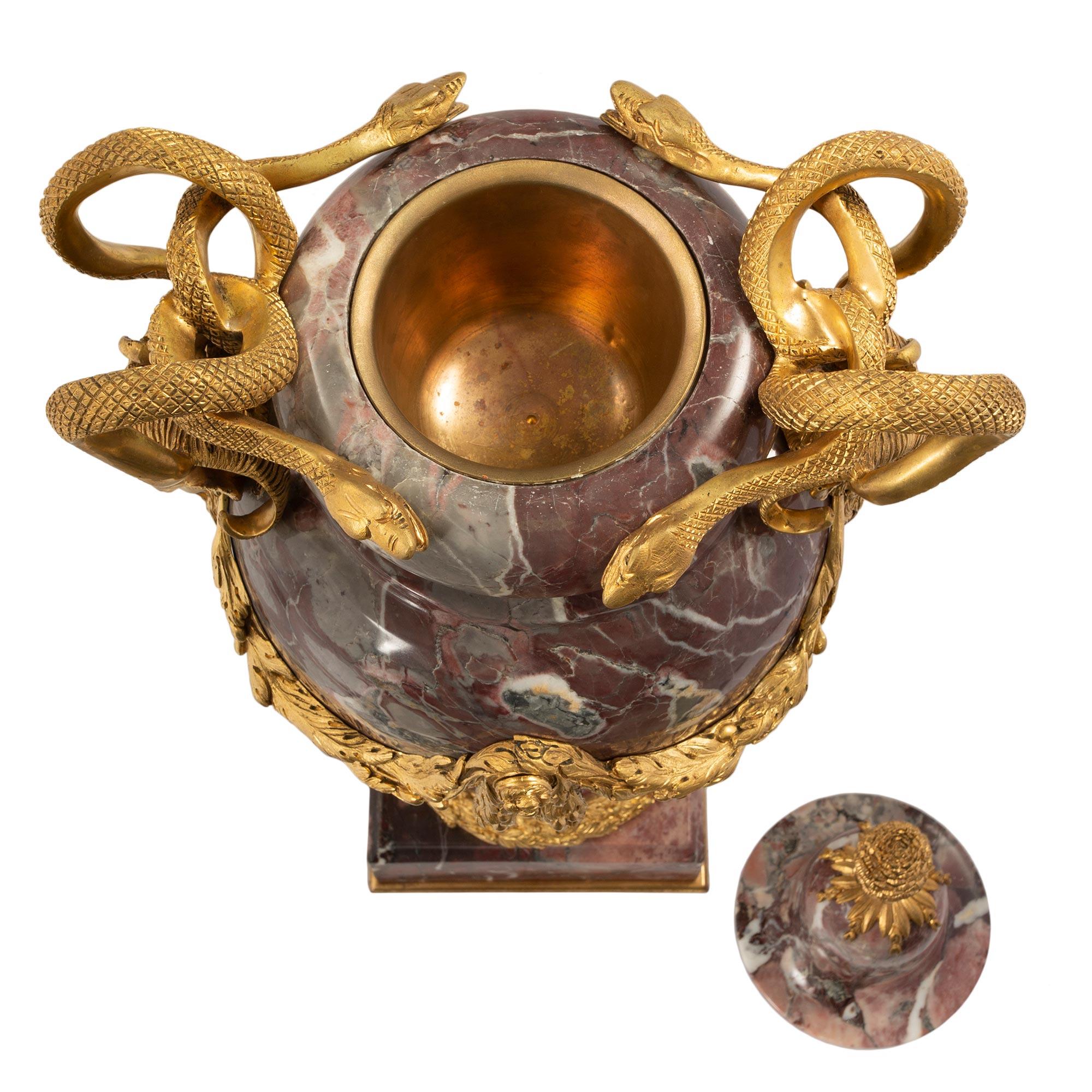Paire d'urnes à couvercle en marbre et bronze doré de style Louis XVI du milieu du XIXe siècle en vente 1
