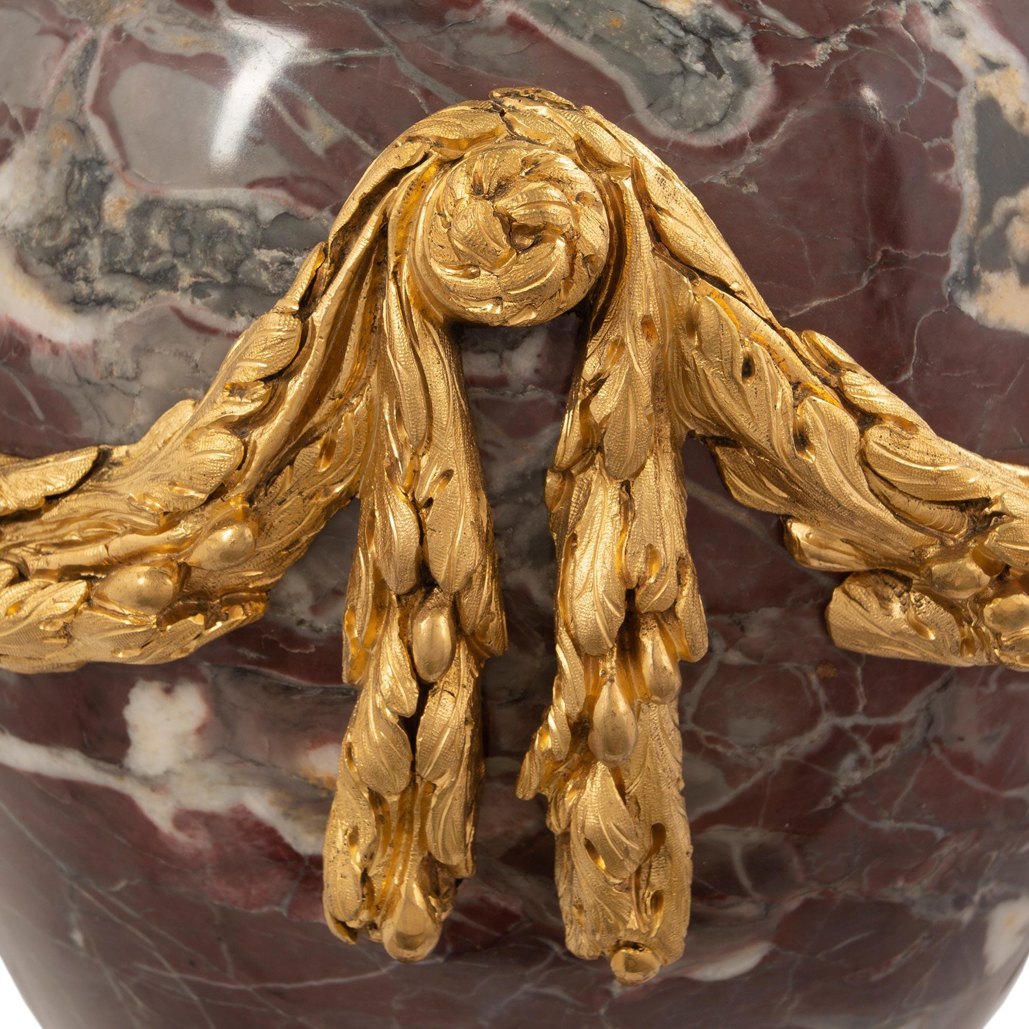 Coppia di urne francesi con coperchio in marmo e ormeggio della metà del XIX secolo in stile Luigi XVI in vendita 2