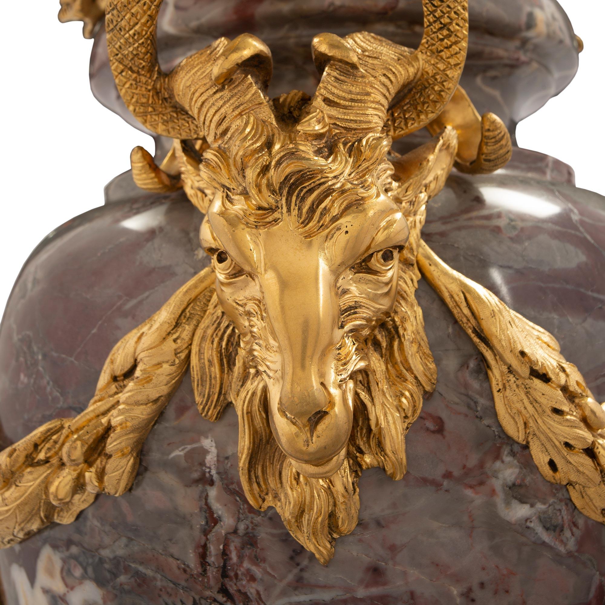 Coppia di urne francesi con coperchio in marmo e ormeggio della metà del XIX secolo in stile Luigi XVI in vendita 3