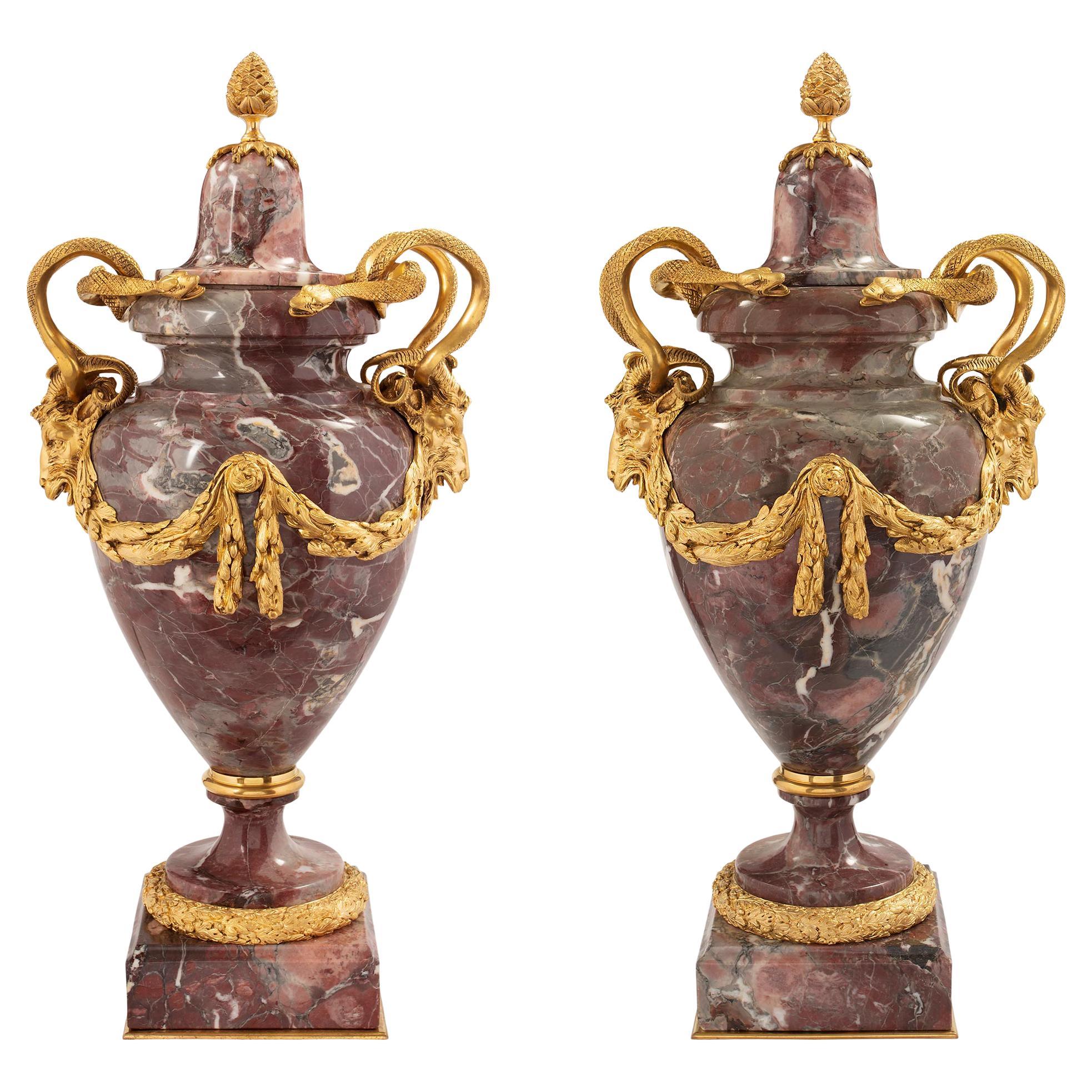 Paire d'urnes à couvercle en marbre et bronze doré de style Louis XVI du milieu du XIXe siècle en vente