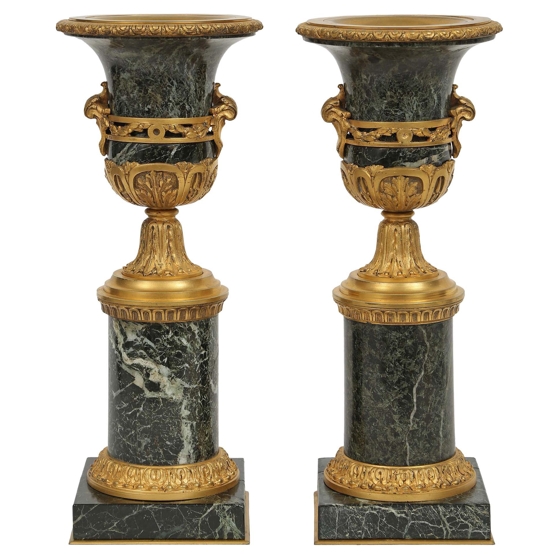 Paire de vases français de style Louis XVI en marbre et bronze doré du milieu du XIXe siècle