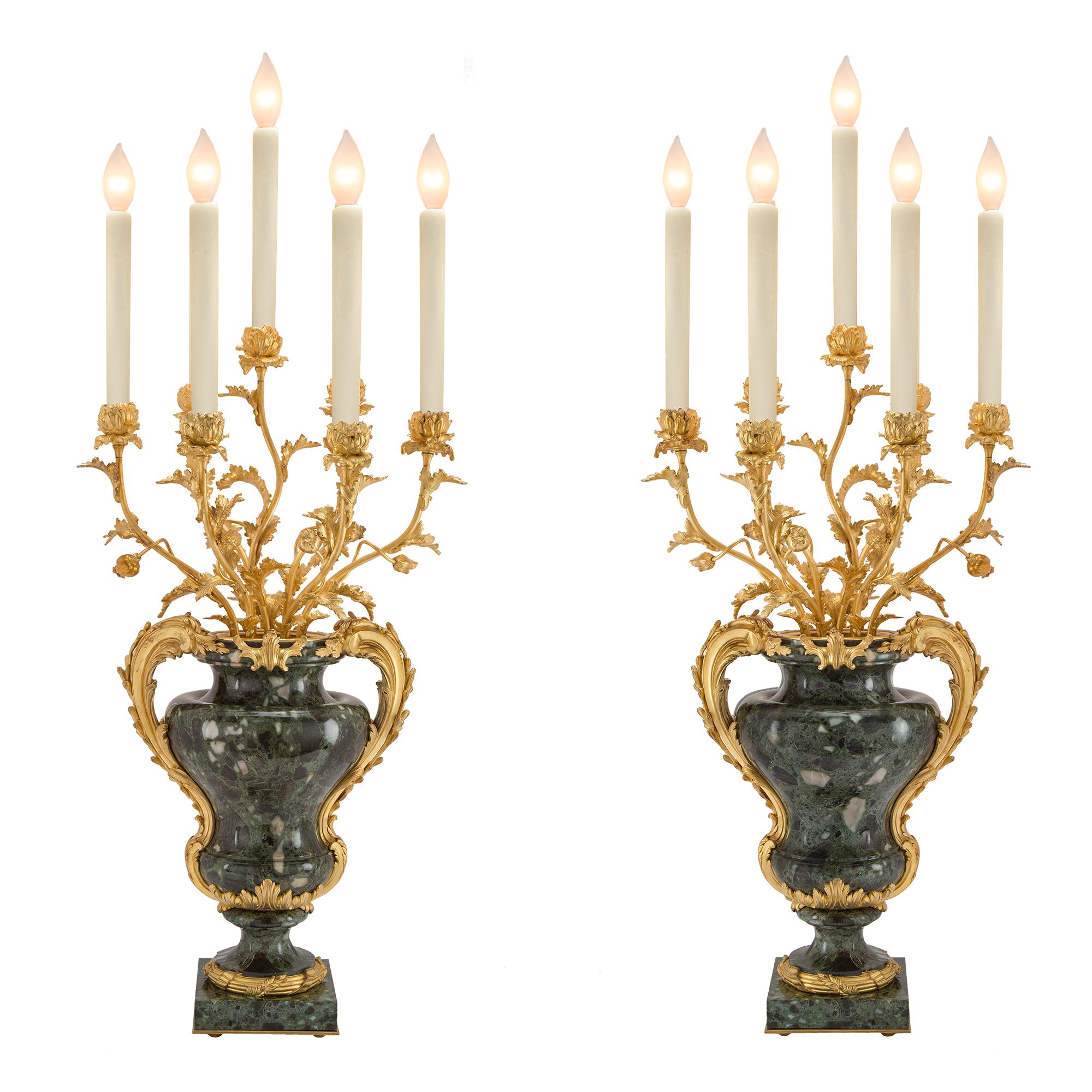 Importante e impresionante pareja de candelabros franceses de gran tamaño de mediados del siglo XIX, estilo Luis XVI Vert Antique de Grecia, montados en mármol y ormolu, de siete brazos. Cada candelabro se eleva sobre una base cuadrada de mármol