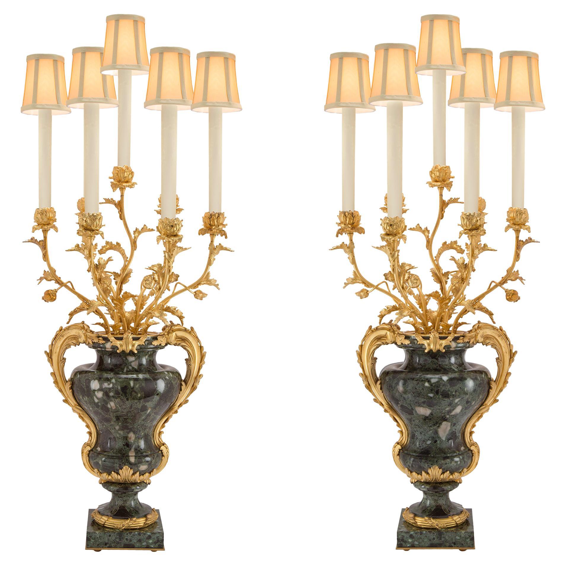 Paire de candélabres français montés de style Louis XVI du milieu du XIXe siècle