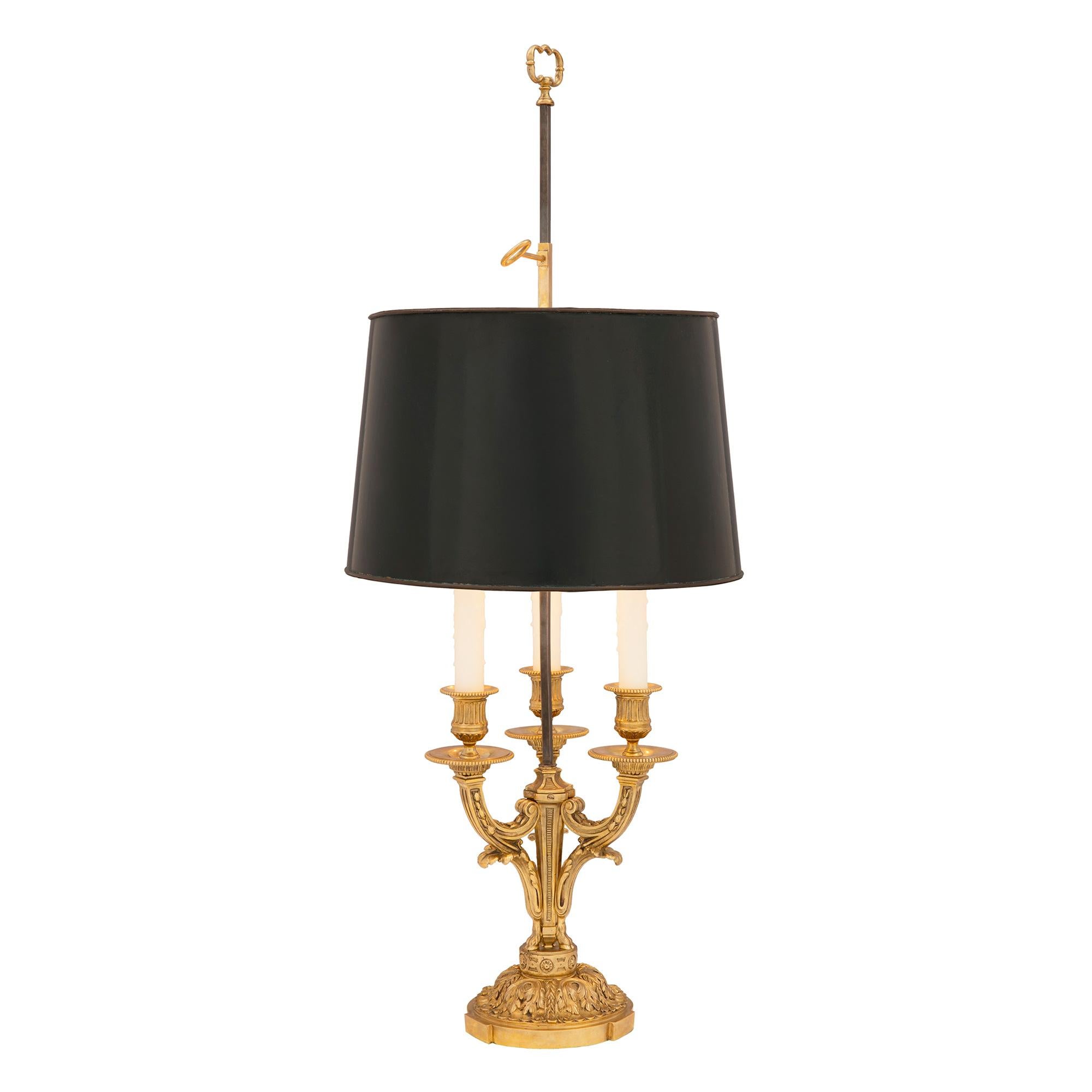 Ein elegantes und hochwertiges Paar französischer Bouillotte-Lampen aus der Mitte des 19. Jahrhunderts. Jede Leuchte steht auf einem runden Sockel mit drei Blockfüßen und einem beeindruckenden, reich ziselierten Blattmuster. Drei feine, leicht