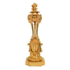 Coppia di candelieri francesi della metà del XIX secolo in stile Luigi XVI in ormolu