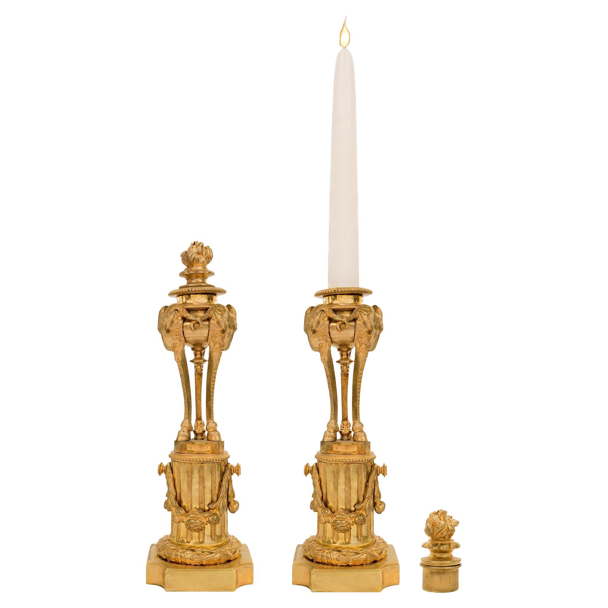 Coppia di candelieri francesi della metà del XIX secolo in stile Luigi XVI in ormolu