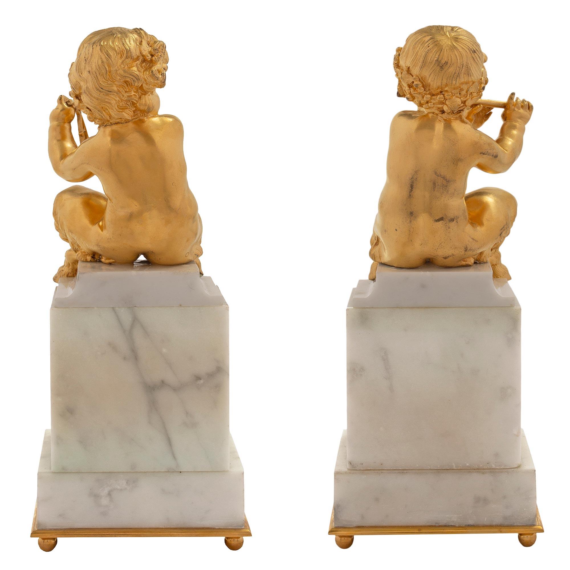 Paar französische Statuen junger Putten im Louis-XVI-Stil aus der Mitte des 19. Jahrhunderts (Louis XVI.) im Angebot
