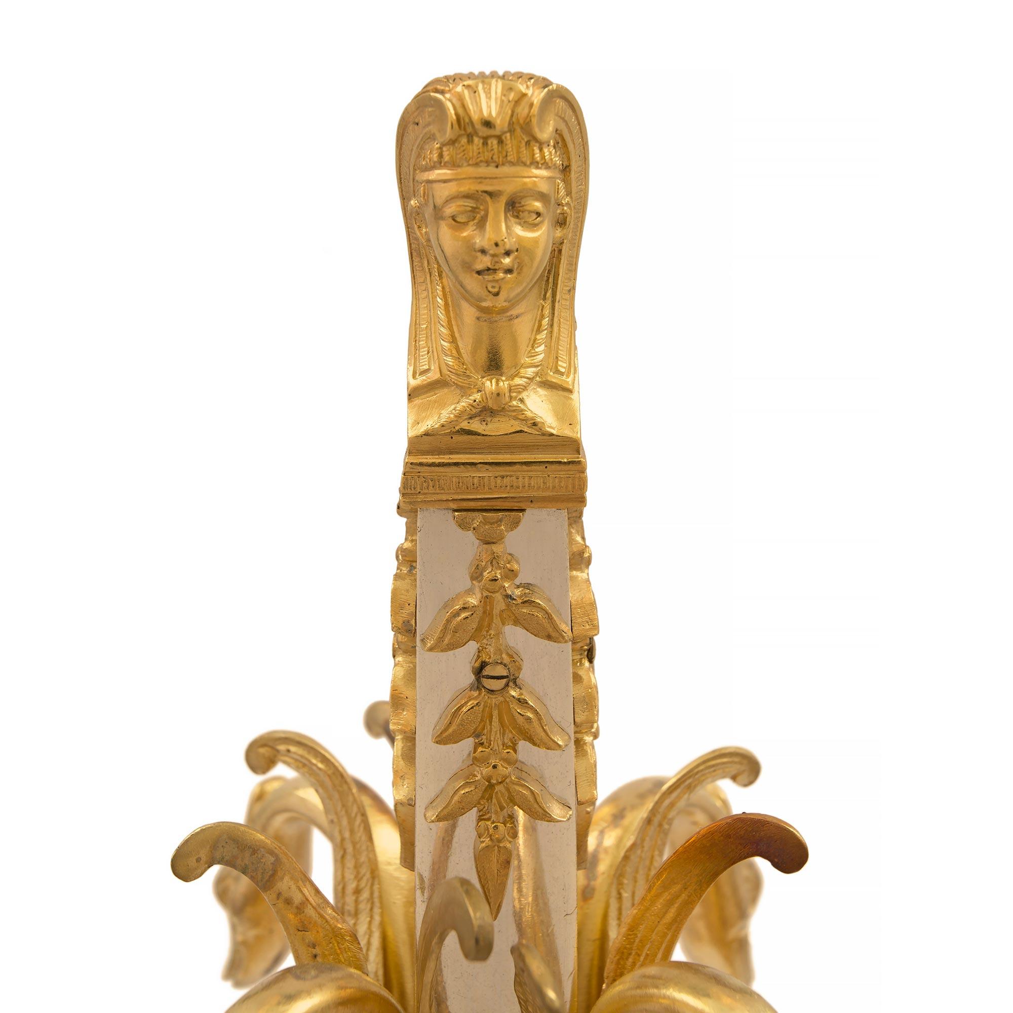 Pareja de lámparas candelabro neoclásicas francesas de mediados del siglo XIX Plateado en venta