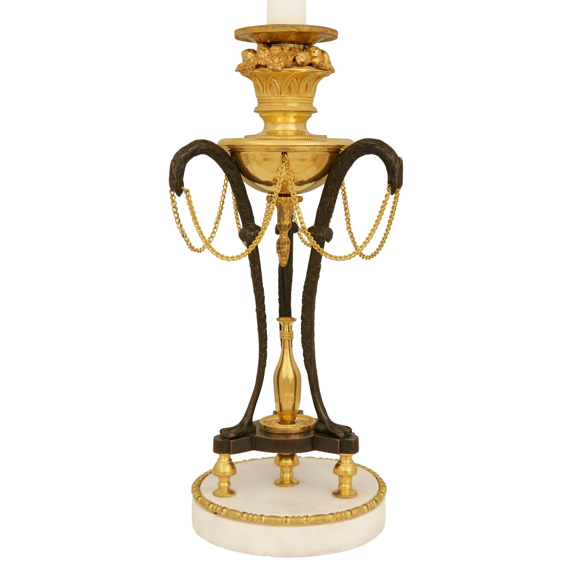 Francese coppia di candelabri francesi della metà del XIX secolo in Ormolu, bronzo e marmo di Carrara in vendita