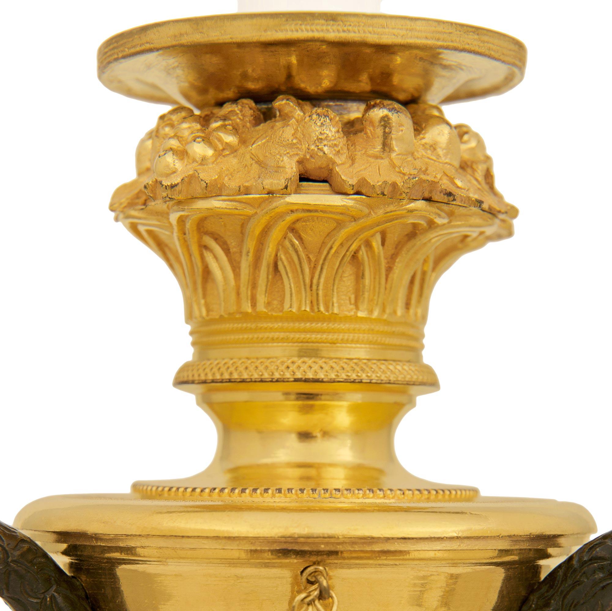 coppia di candelabri francesi della metà del XIX secolo in Ormolu, bronzo e marmo di Carrara In condizioni buone in vendita a West Palm Beach, FL