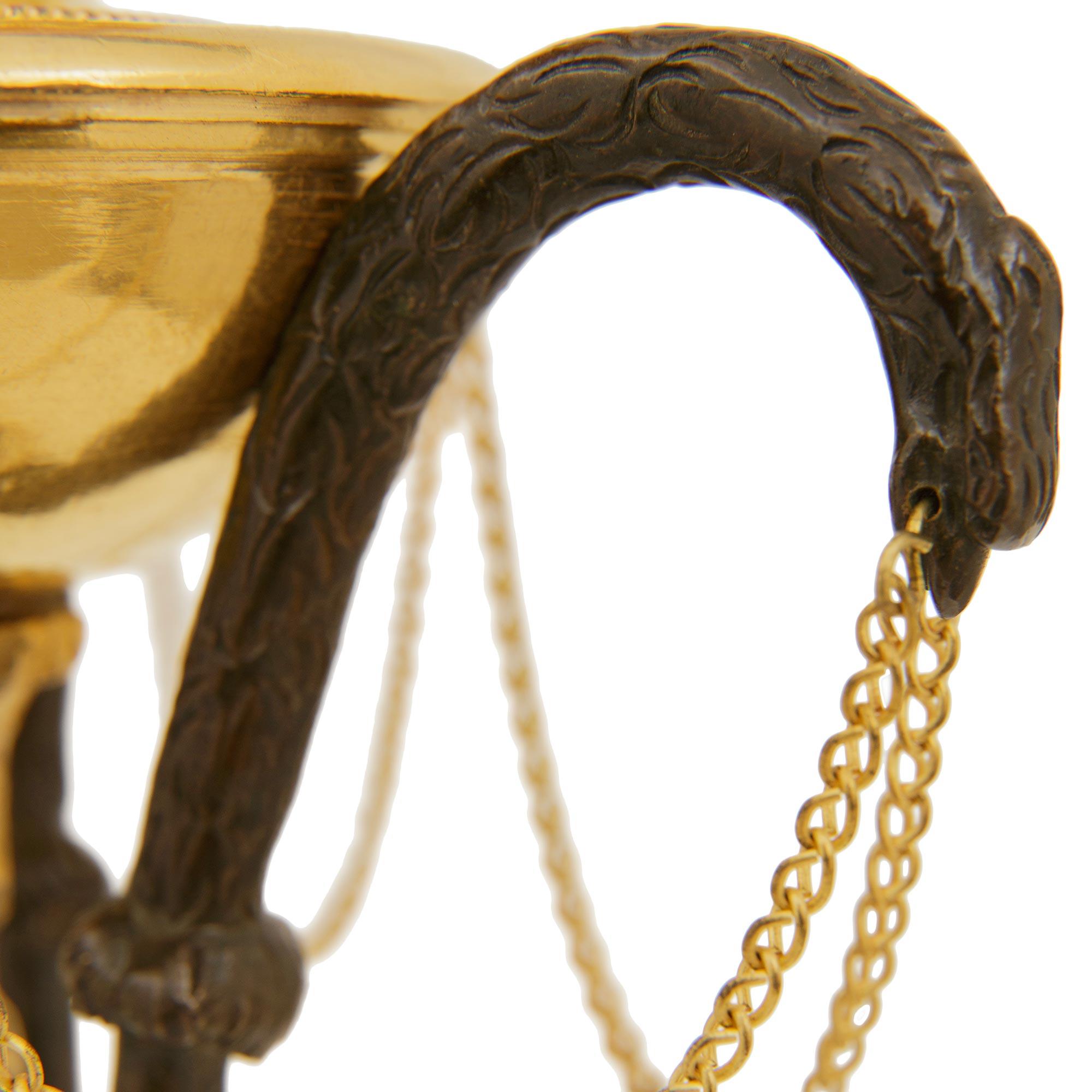 Bronzo coppia di candelabri francesi della metà del XIX secolo in Ormolu, bronzo e marmo di Carrara in vendita