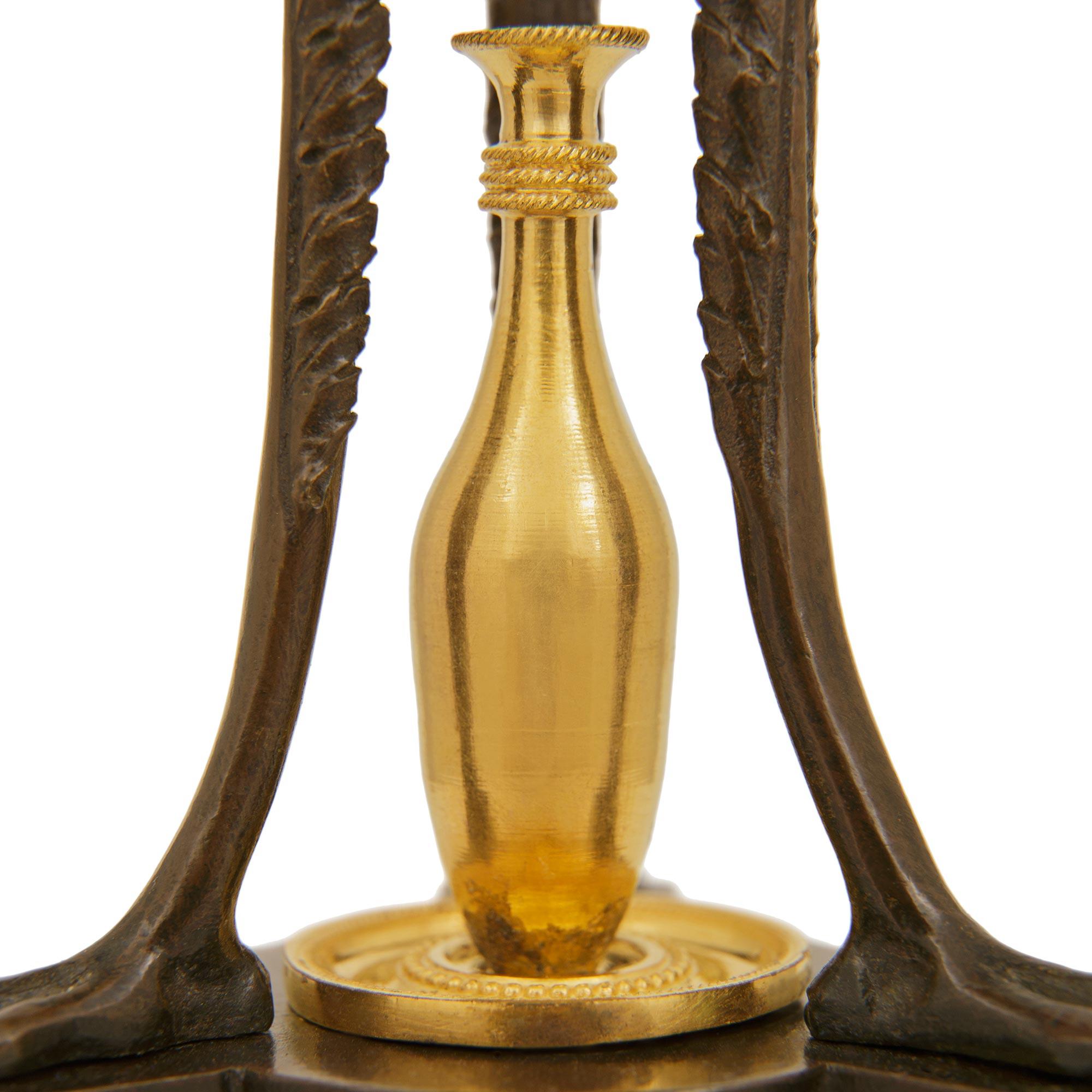 coppia di candelabri francesi della metà del XIX secolo in Ormolu, bronzo e marmo di Carrara in vendita 1