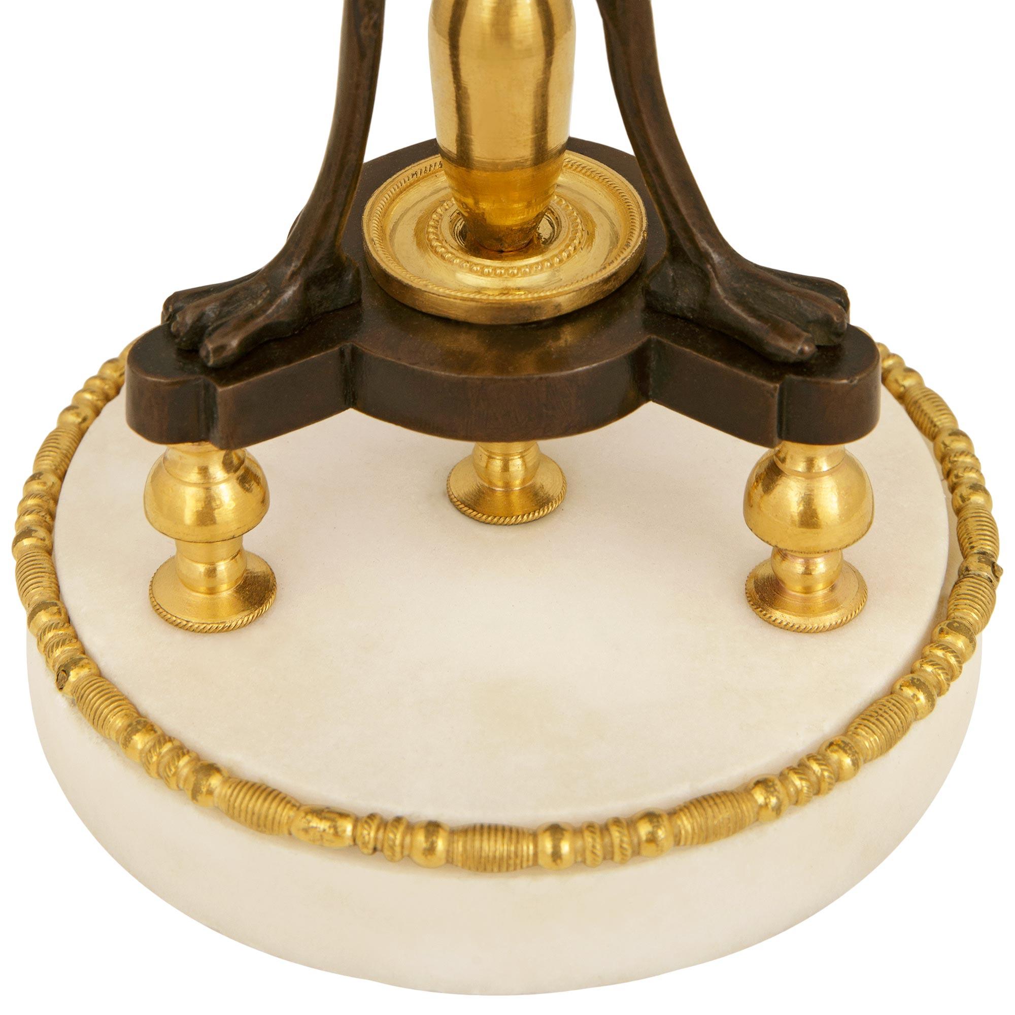 coppia di candelabri francesi della metà del XIX secolo in Ormolu, bronzo e marmo di Carrara in vendita 2