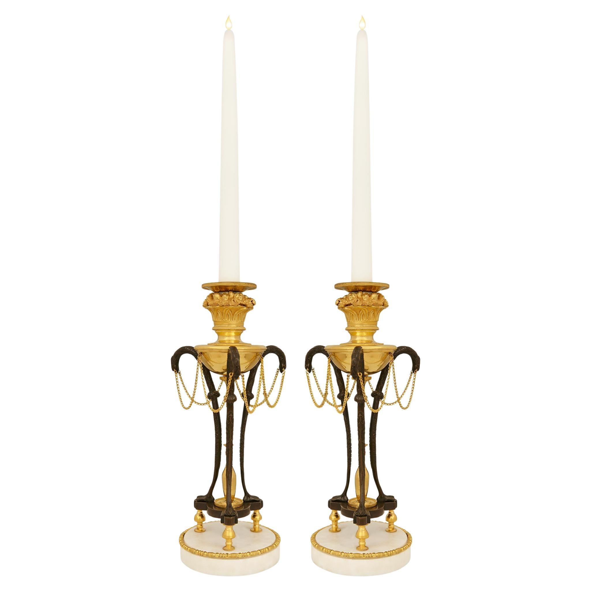 coppia di candelabri francesi della metà del XIX secolo in Ormolu, bronzo e marmo di Carrara