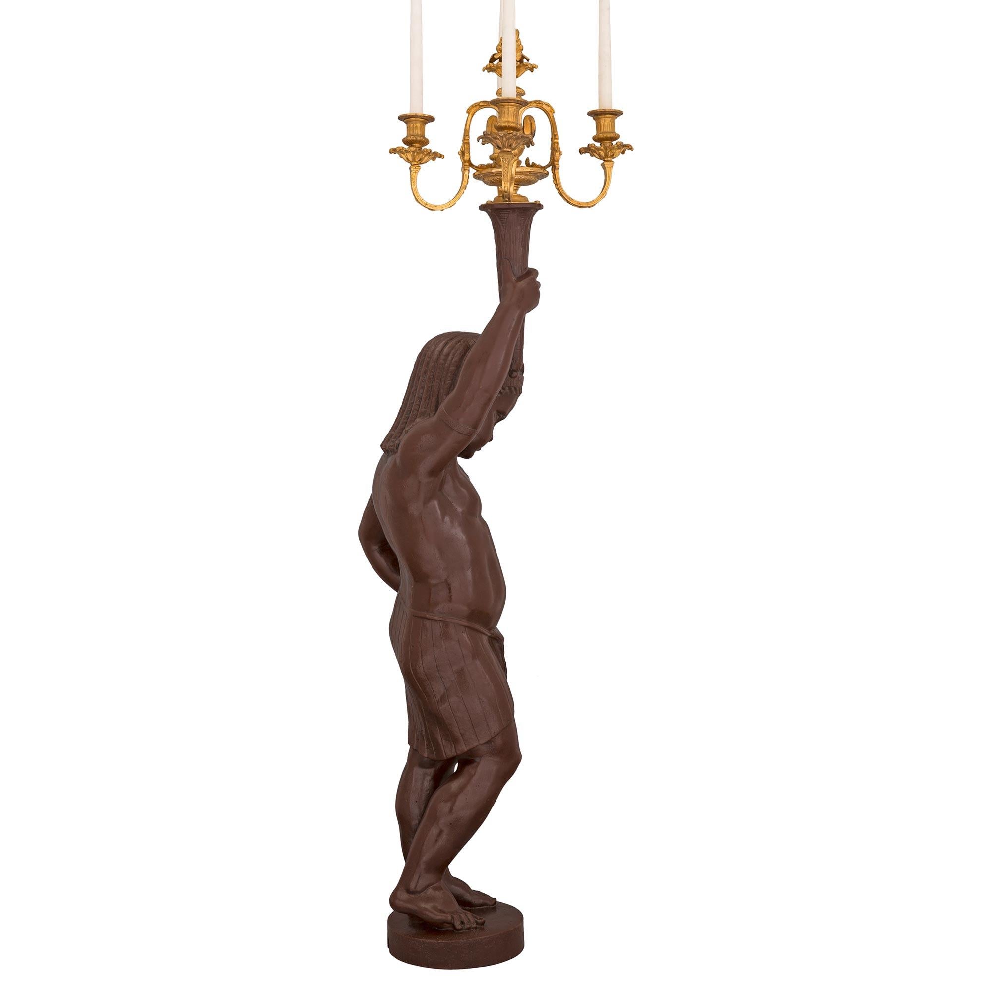 Français Paire de statues de candélabres en bronze patiné et bronze doré du milieu du XIXe siècle en vente