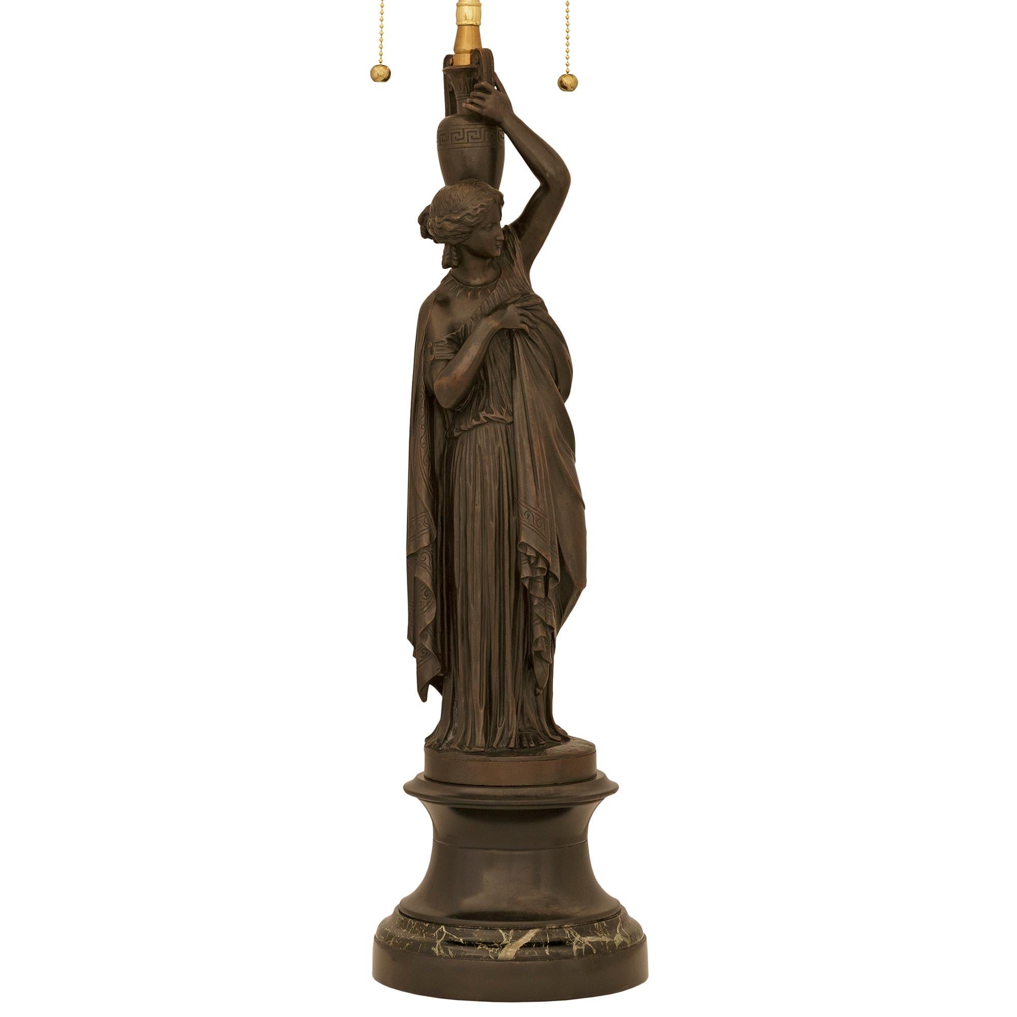 par de lámparas neoclásicas francesas del siglo XIX de bronce patinado y mármol Neoclásico en venta