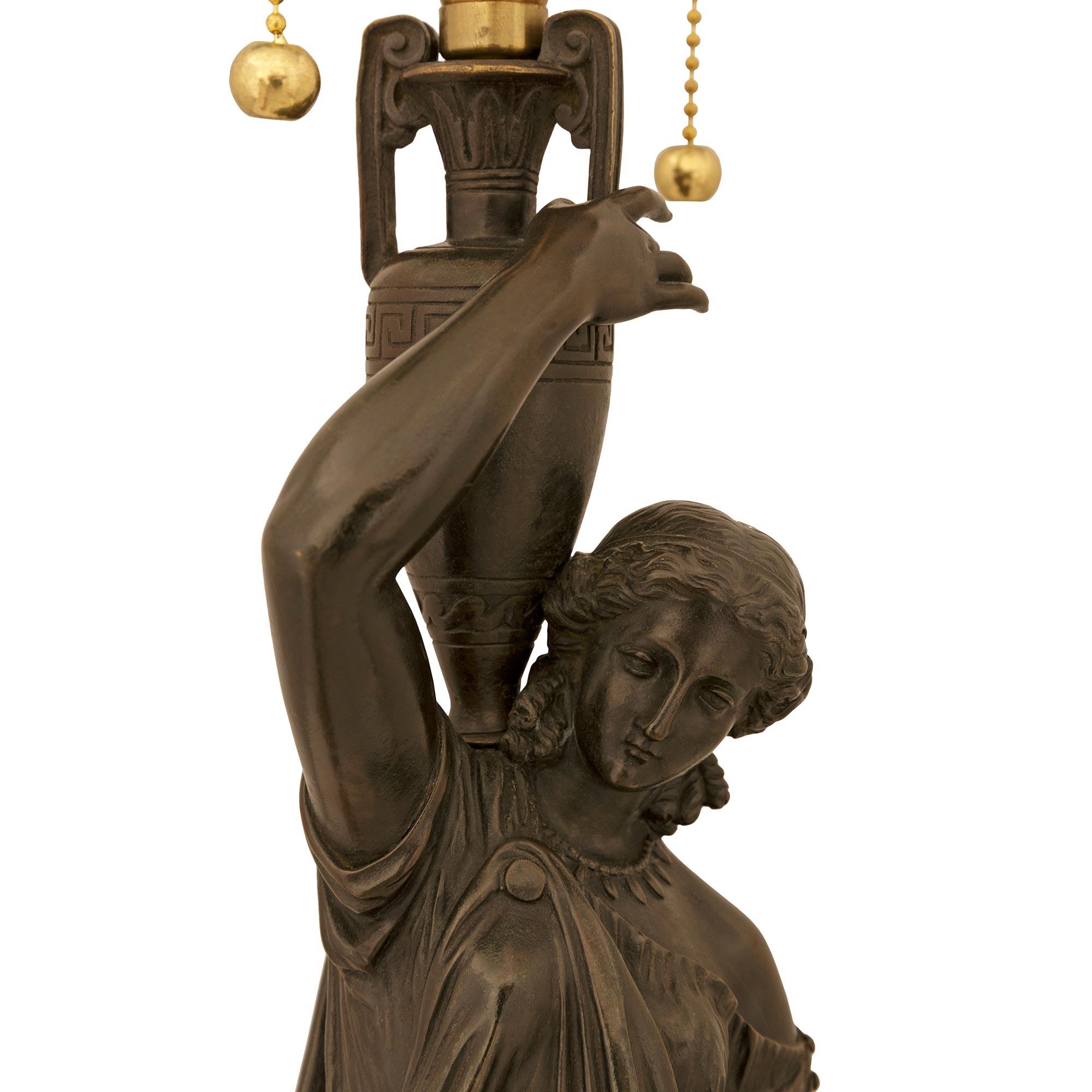 par de lámparas neoclásicas francesas del siglo XIX de bronce patinado y mármol Patinado en venta