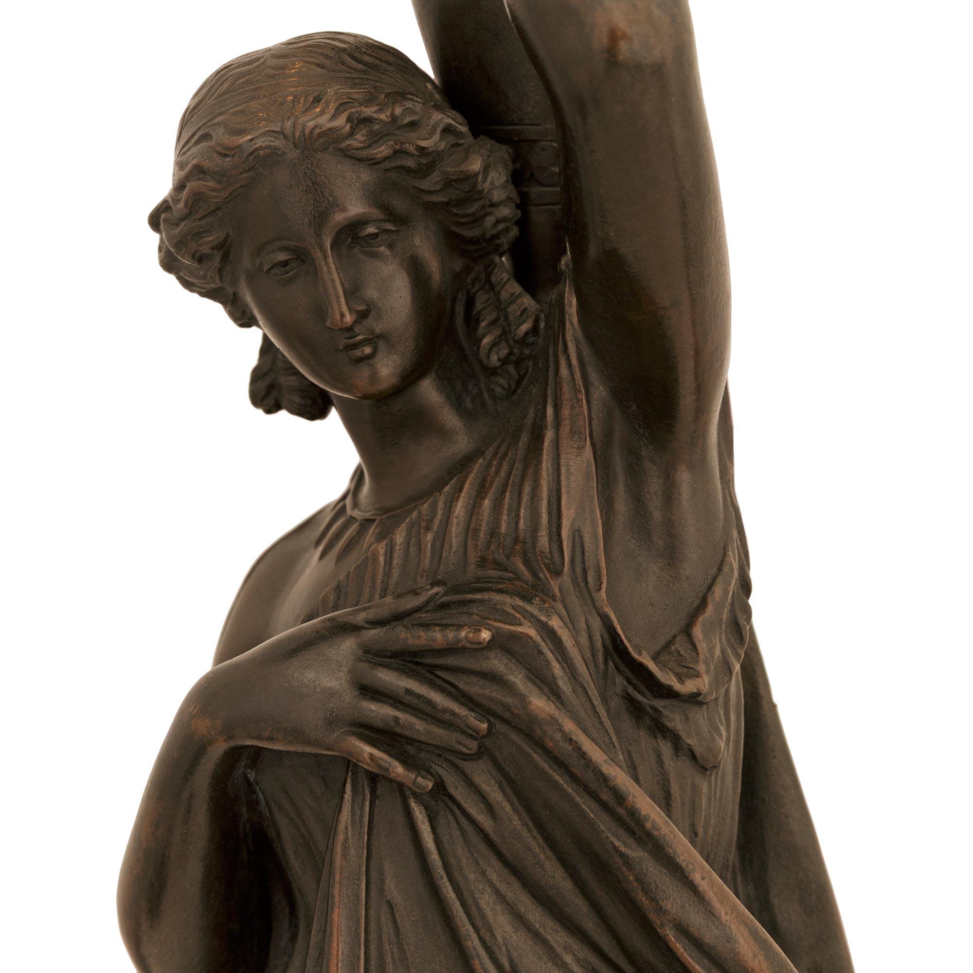 par de lámparas neoclásicas francesas del siglo XIX de bronce patinado y mármol en Bueno estado para la venta en West Palm Beach, FL