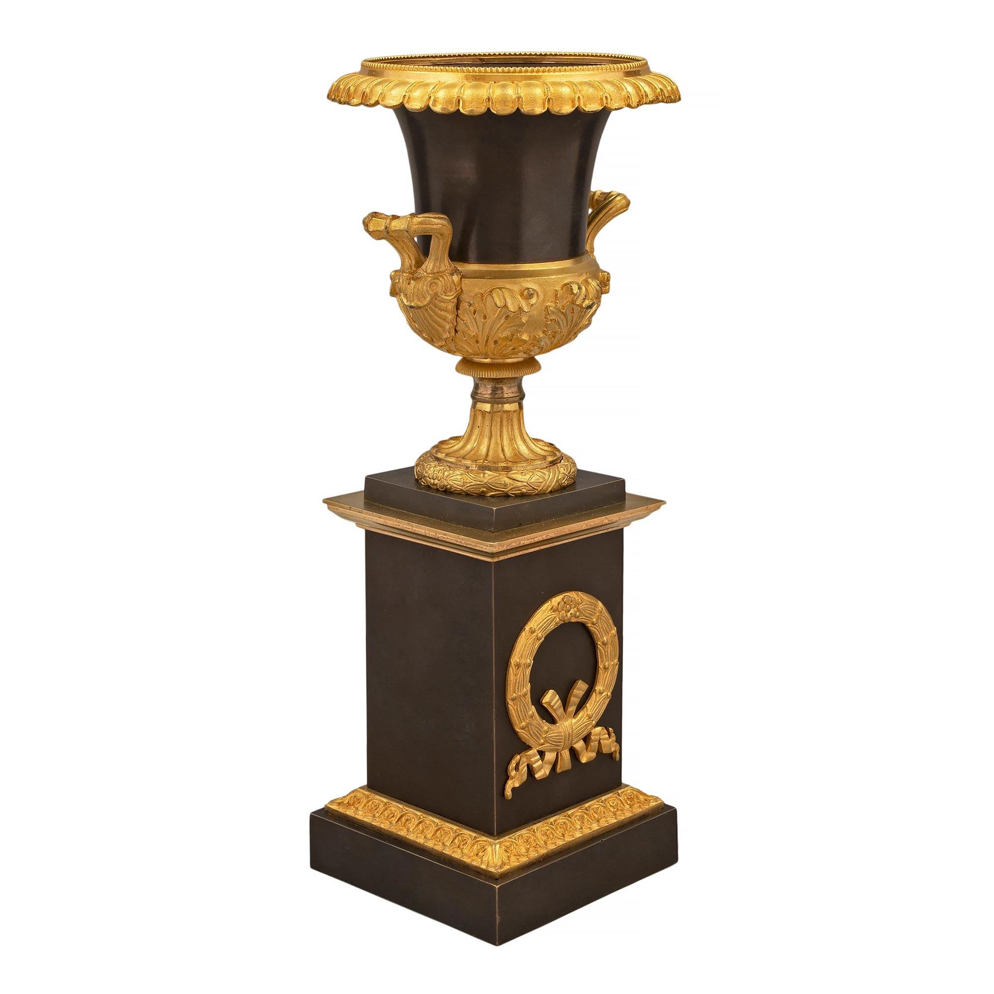 Néoclassique Paire d'urnes néoclassiques françaises du milieu du 19e siècle en bronze patiné et bronze doré en vente