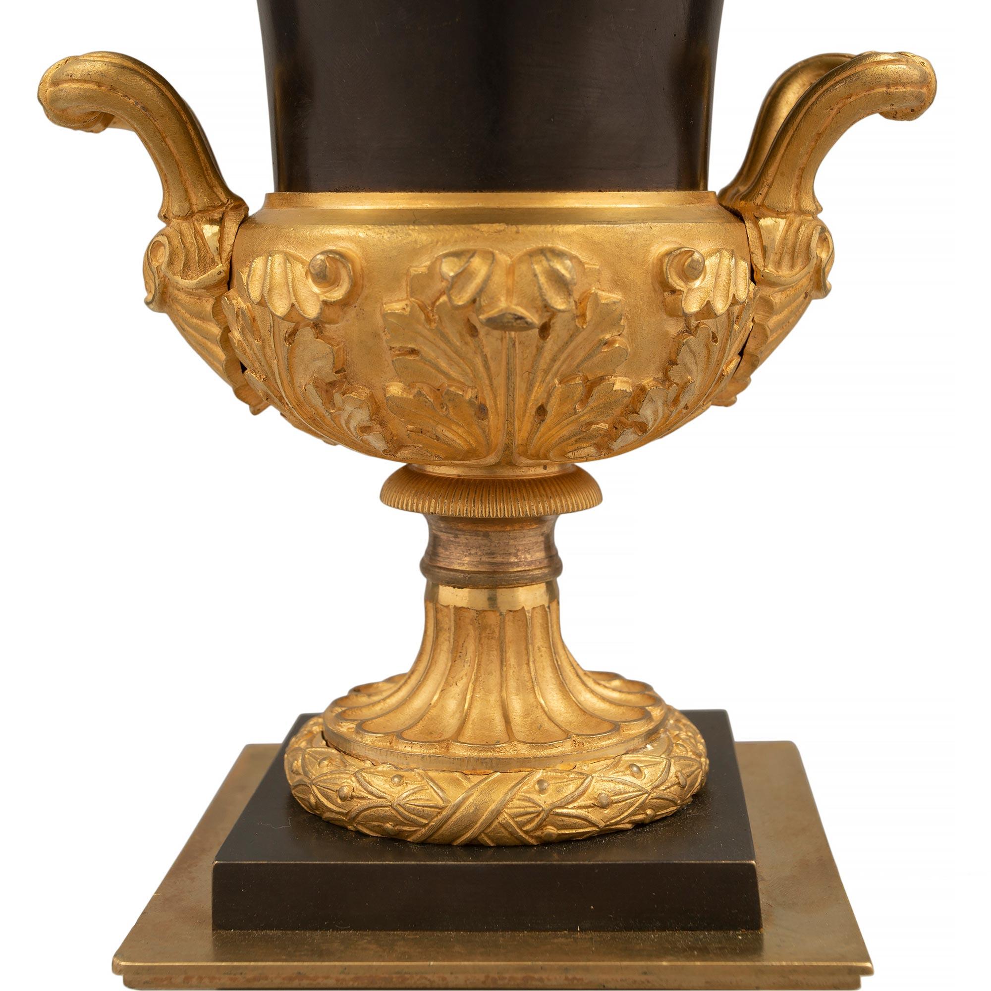Patiné Paire d'urnes néoclassiques françaises du milieu du 19e siècle en bronze patiné et bronze doré en vente