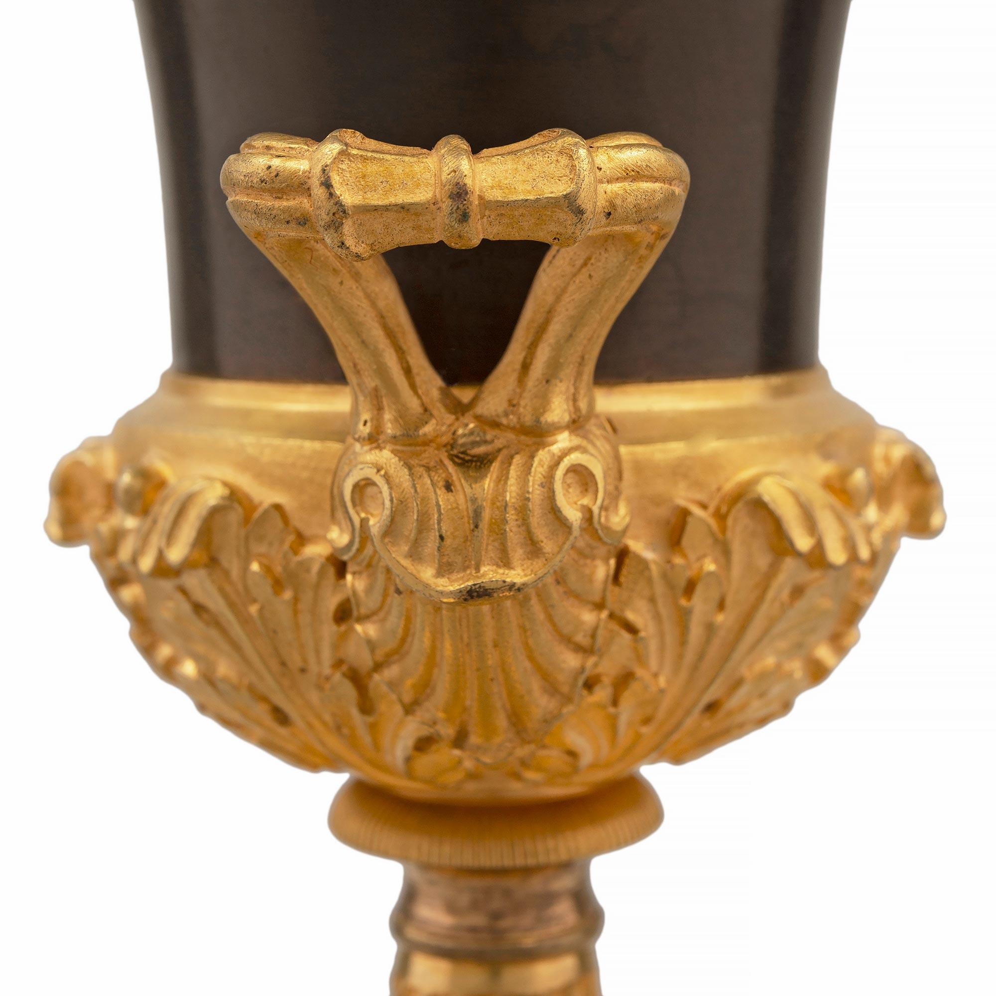 XIXe siècle Paire d'urnes néoclassiques françaises du milieu du 19e siècle en bronze patiné et bronze doré en vente