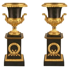 Paar französische neoklassizistische Urnen aus patinierter Bronze und Goldbronze aus der Mitte des 19. Jahrhunderts