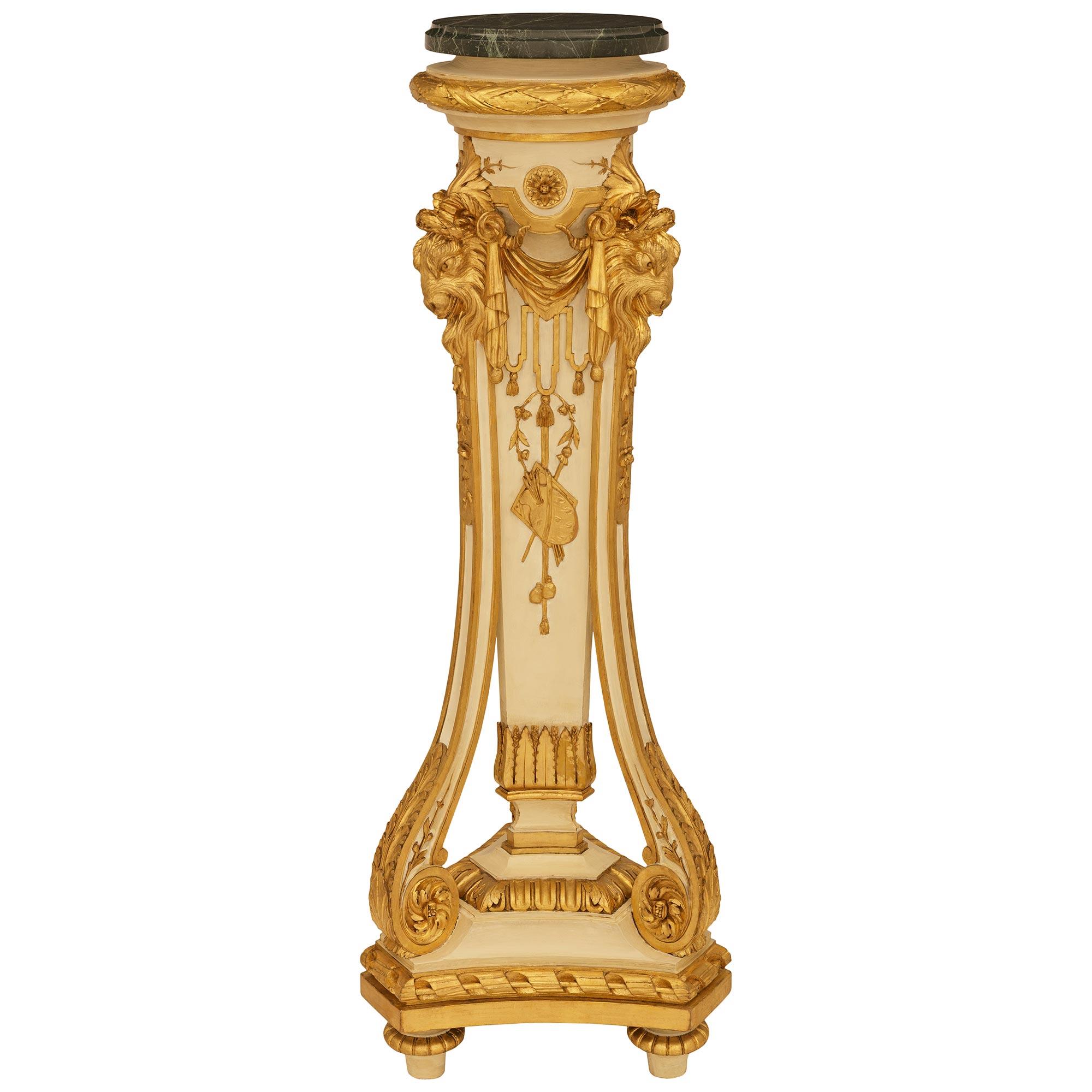 Paar französische Fackelsockel aus patiniertem Holz und Giltwood aus der Mitte des 19. (Französisch) im Angebot