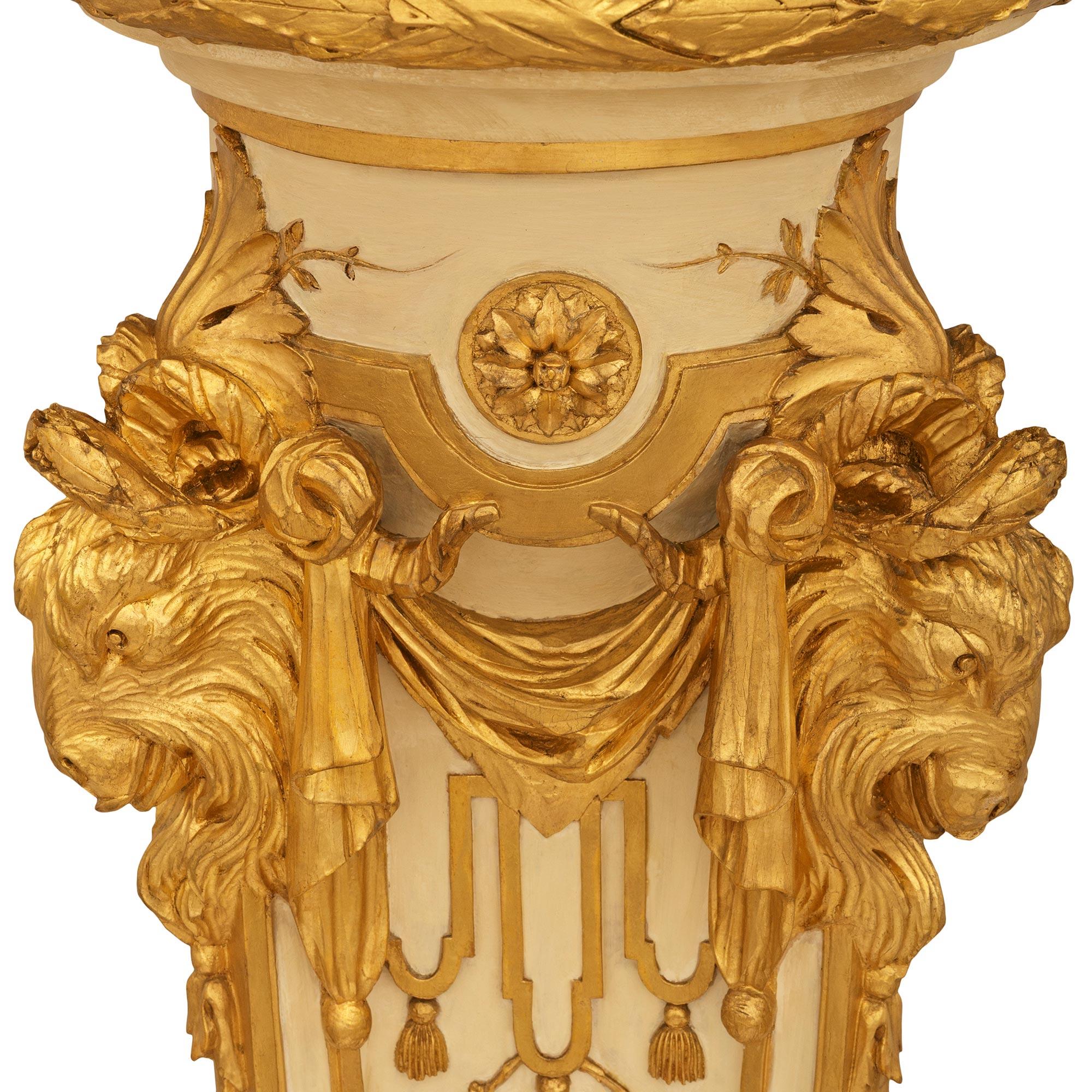 Paar französische Fackelsockel aus patiniertem Holz und Giltwood aus der Mitte des 19. (19. Jahrhundert) im Angebot