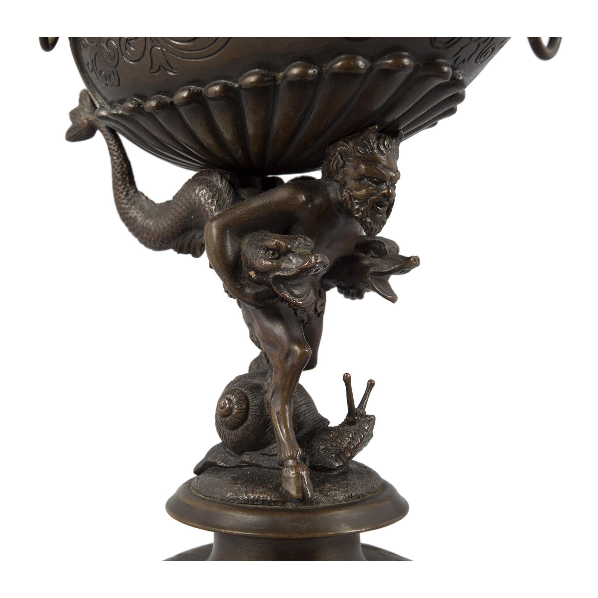 Paire d'aiguières françaises de style Renaissance du milieu du 19e siècle en bronze et marbre en vente 3