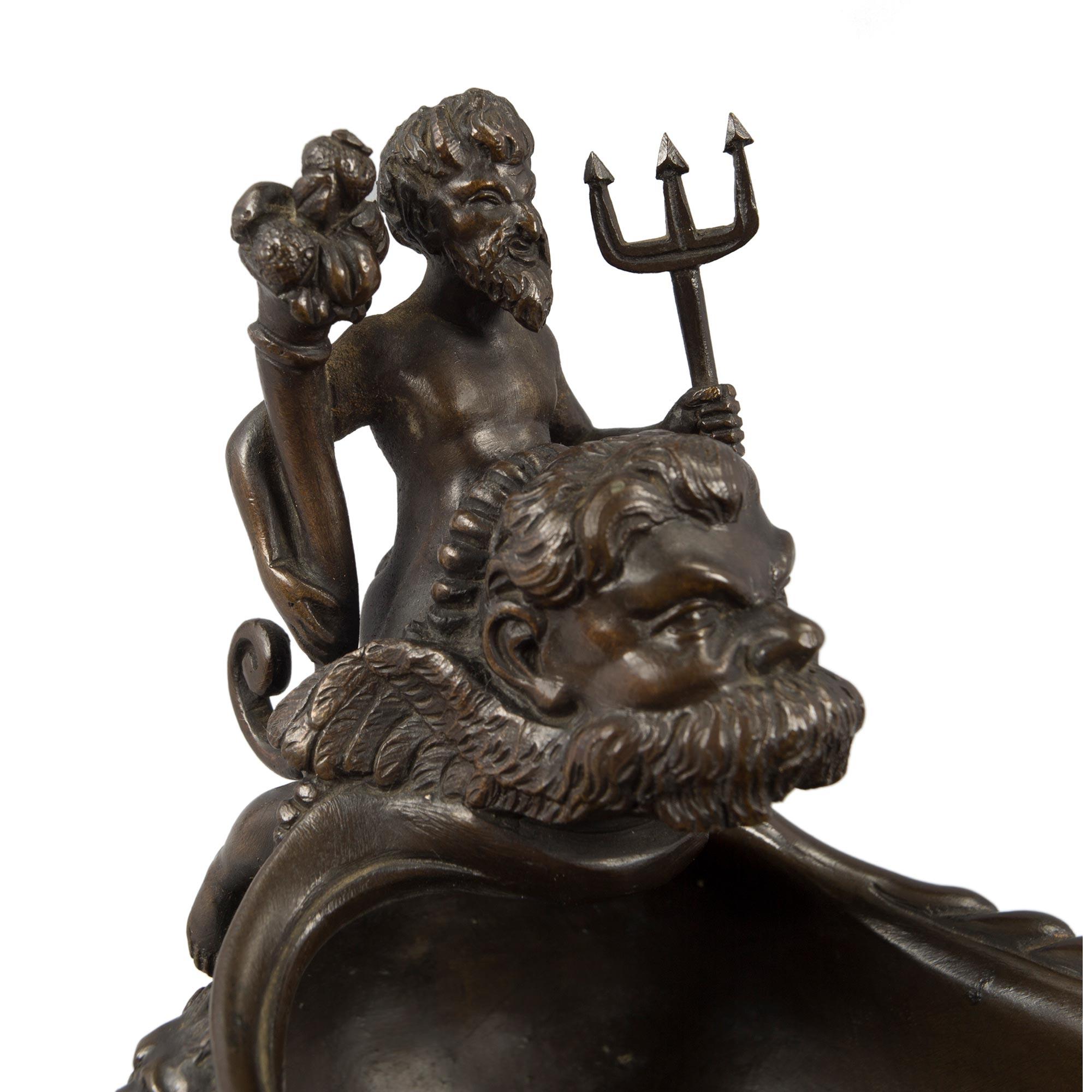 Bronze Paire d'aiguières françaises de style Renaissance du milieu du 19e siècle en bronze et marbre en vente