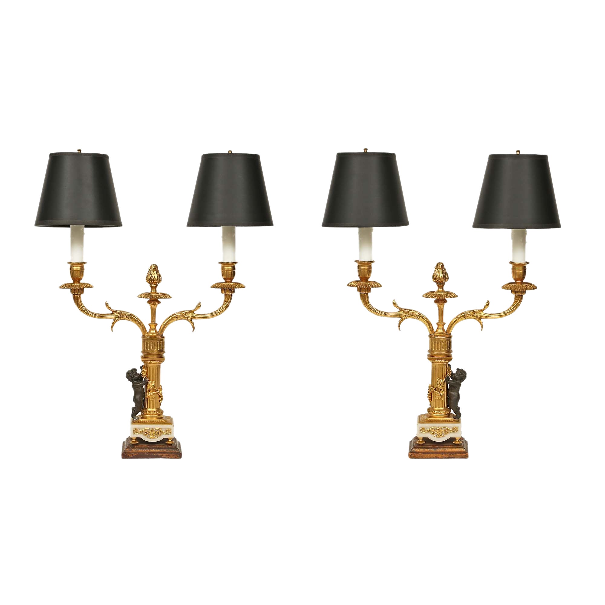 Pareja de candelabros franceses de dos brazos de mediados del siglo XIX montados en lámparas en venta