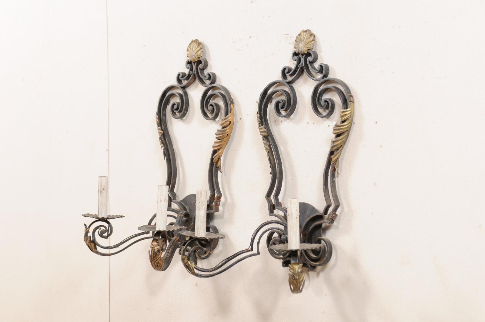 Zwei französische Wandleuchter aus schwarzem und goldenem Eisen aus der Mitte des 20. Jahrhunderts (Gemalt) im Angebot