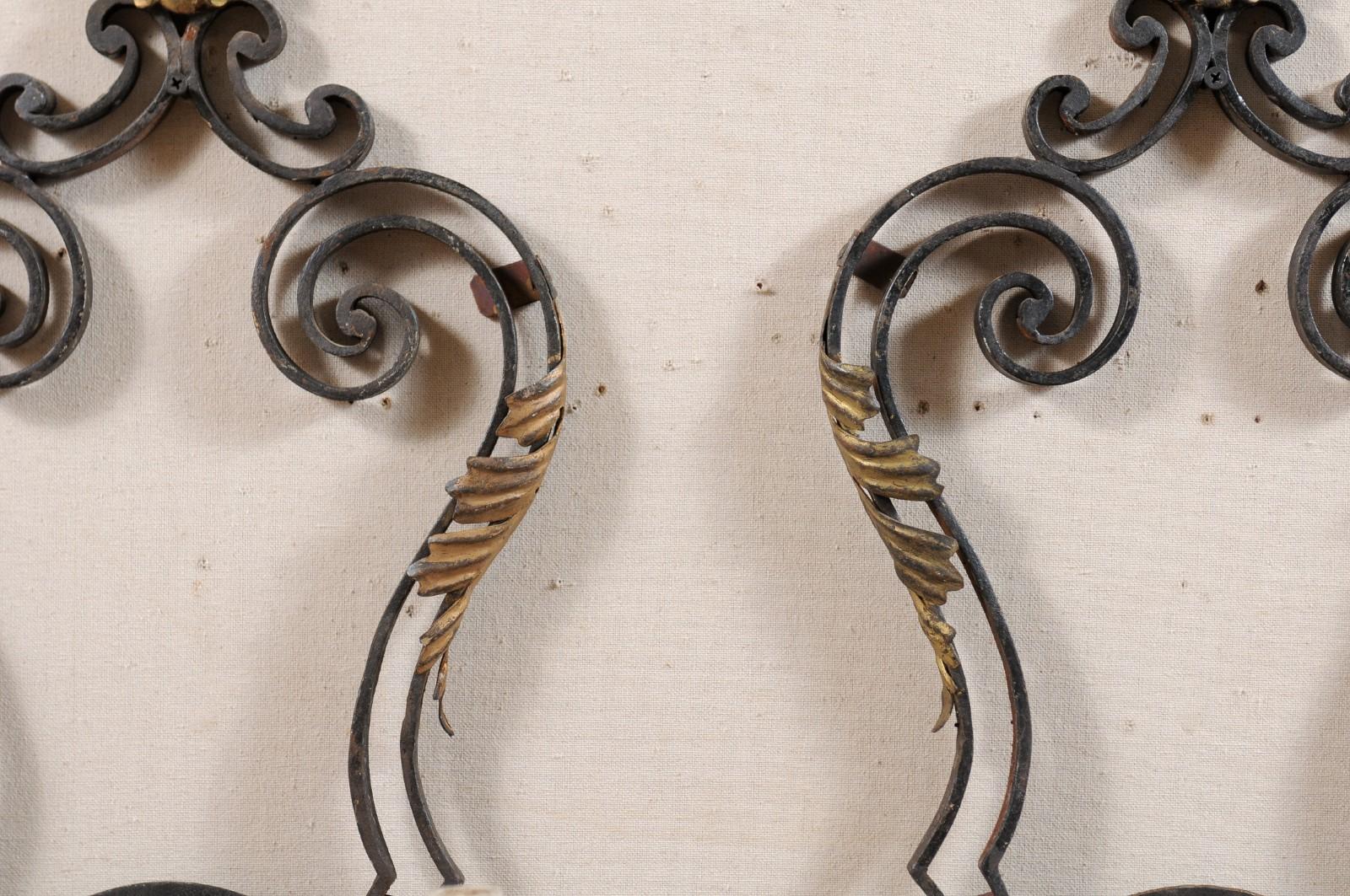 Zwei französische Wandleuchter aus schwarzem und goldenem Eisen aus der Mitte des 20. Jahrhunderts im Angebot 2