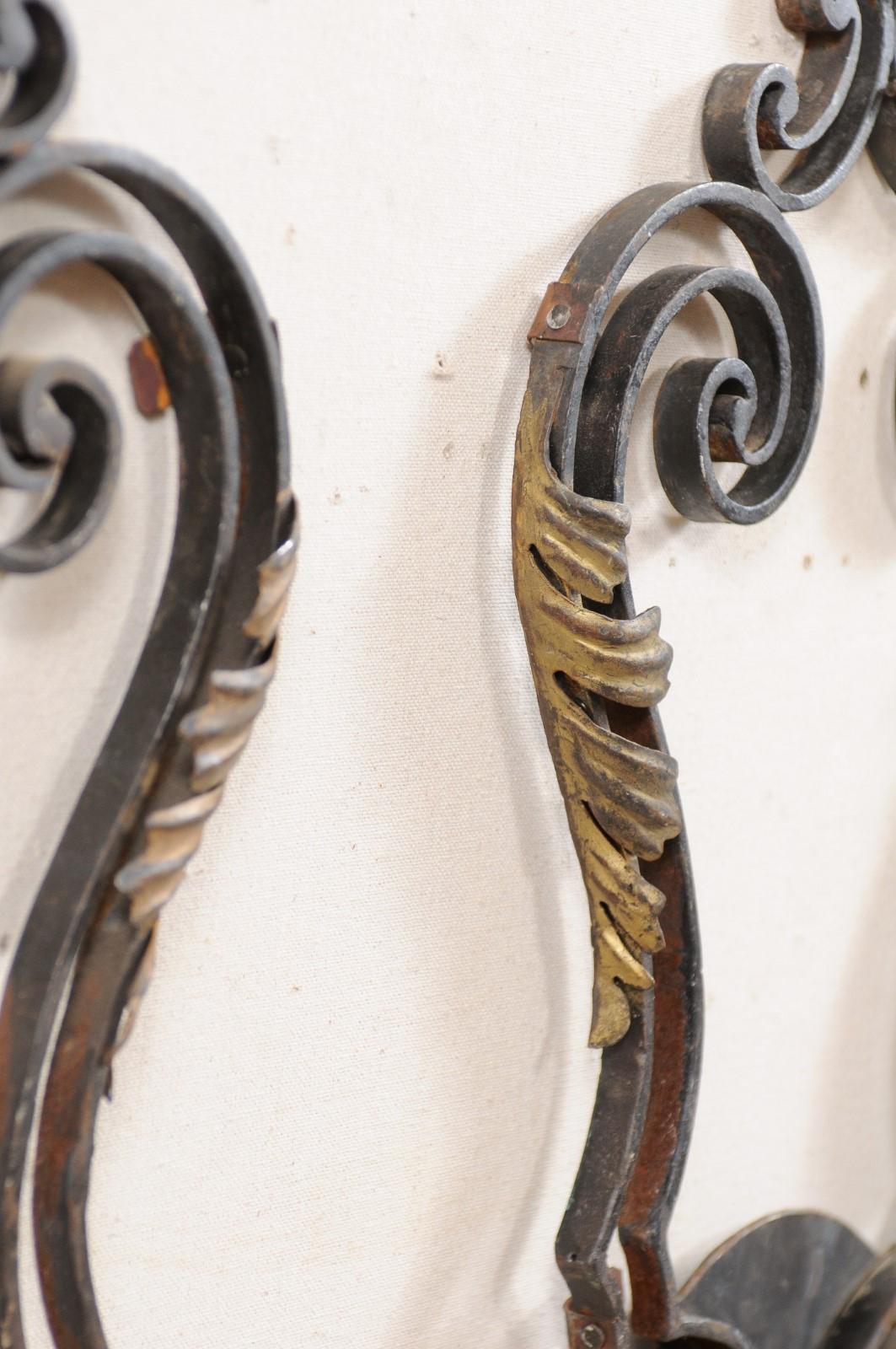 Zwei französische Wandleuchter aus schwarzem und goldenem Eisen aus der Mitte des 20. Jahrhunderts im Angebot 3