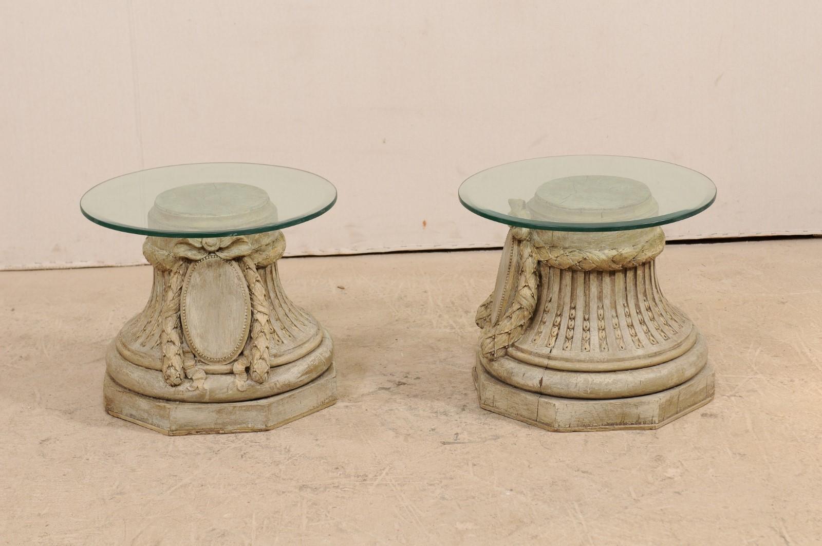 Français Paire de tables d'appoint à base de chapiteaux sculptés avec plateaux en verre de 20