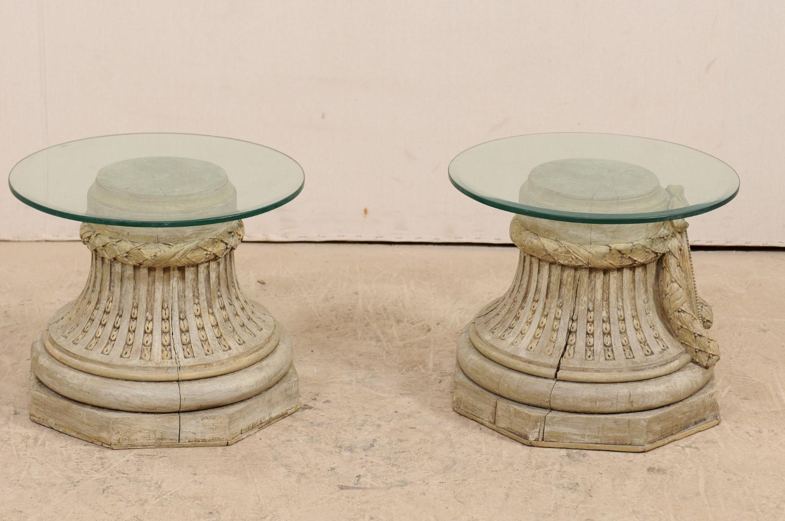 Paire de tables d'appoint à base de chapiteaux sculptés avec plateaux en verre de 20