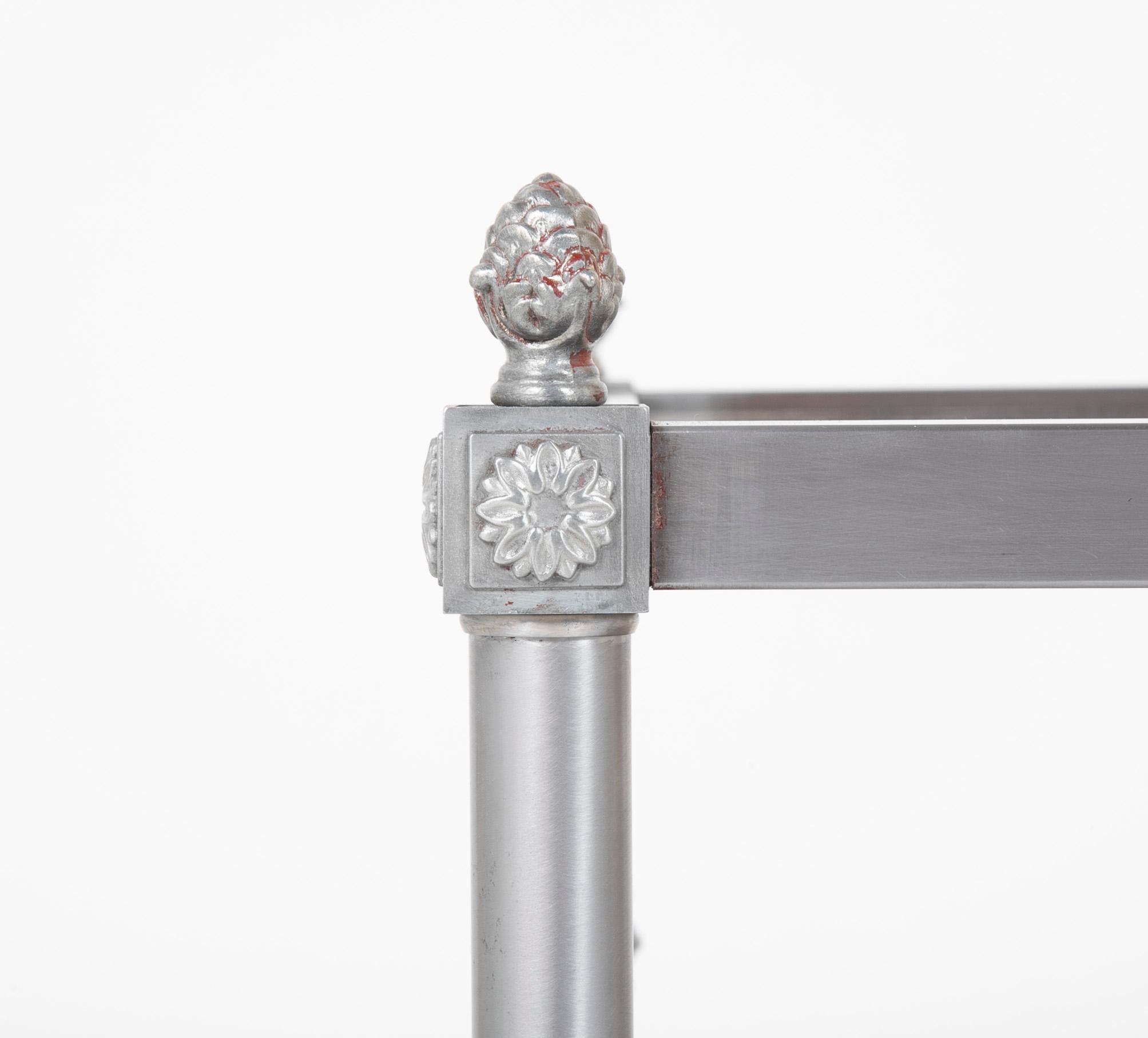 Brossé Paire de tables d'appoint françaises de style Maison Jansen du milieu du 20e siècle en acier brossé en vente