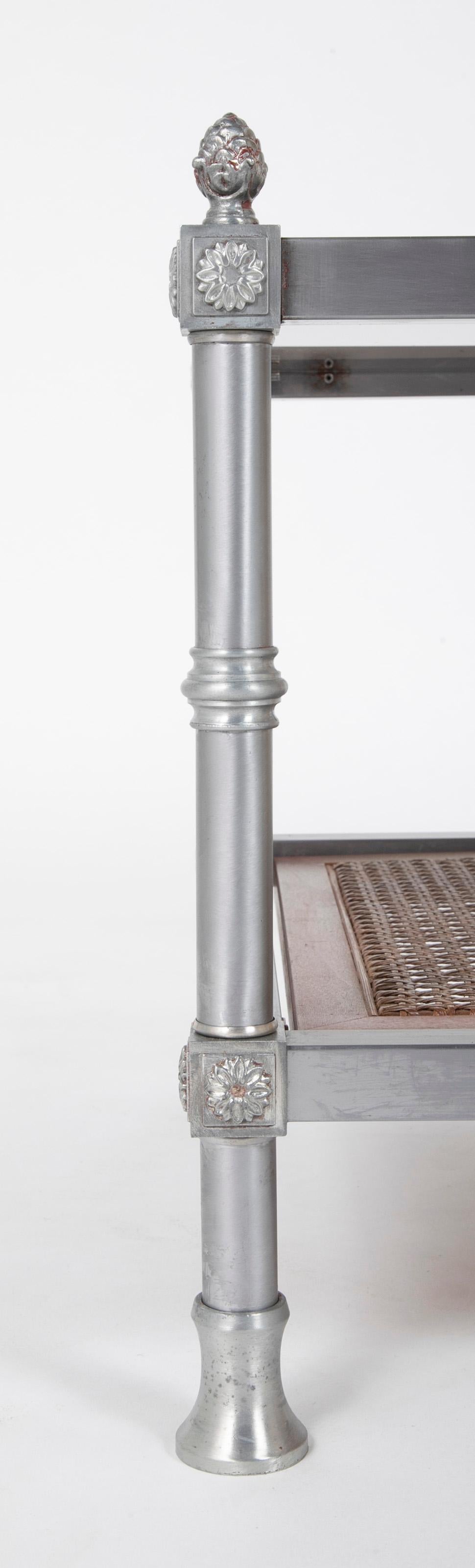 20ième siècle Paire de tables d'appoint françaises de style Maison Jansen du milieu du 20e siècle en acier brossé en vente