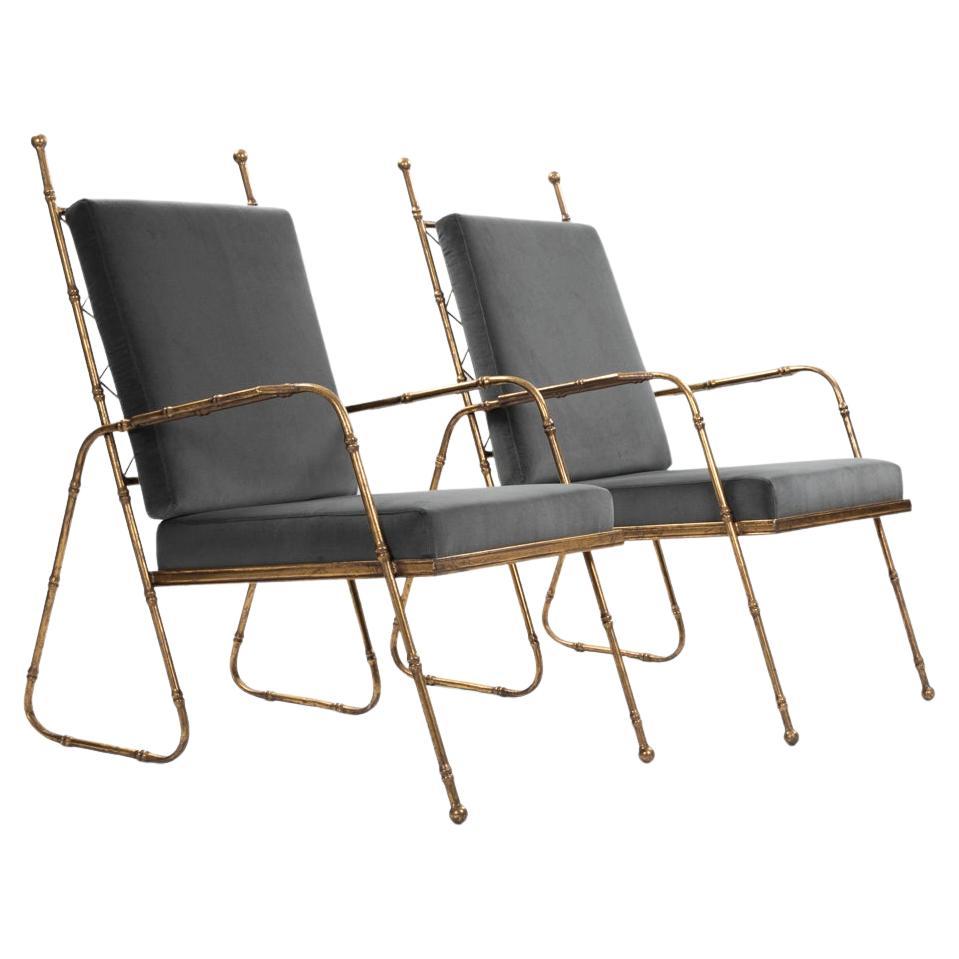 Light-footed and stylish armchair in bamboo design.
The eccentric design of the rear foot, almost like a loop, which then merges seamlessly into the armrest and flows out towards the front foot is ingenious.
The delicate woven backrest makes the