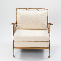 Coppia di poltrone francesi di metà secolo in ferro dorato e finto bambù con lino bianco, anni '80