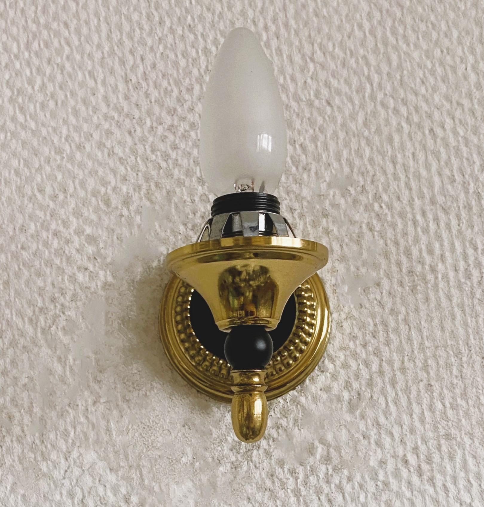 Paar französische Wandleuchter aus Messing und Kunstglas von Maison Arlus, 1950er Jahre im Angebot 6