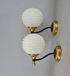 Coppia di lampade da parete in vetro artistico francese del Mid-Century in ottone di Maison Arlus, anni 
50
