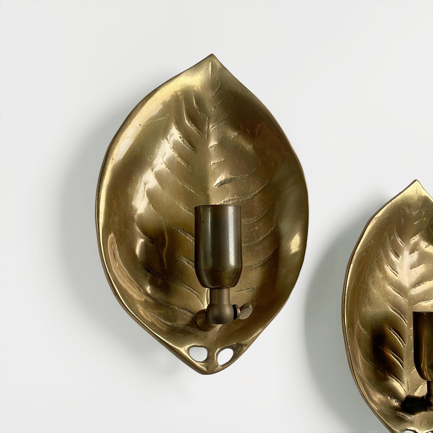 Appliques françaises à feuilles de laiton
France, milieu du siècle
Pièces artisanales fabriquées à la main
Poids lourd et substantiel dans leur composition et leur construction
Chaque récipient en forme de feuille sculptée est façonné avec soin pour