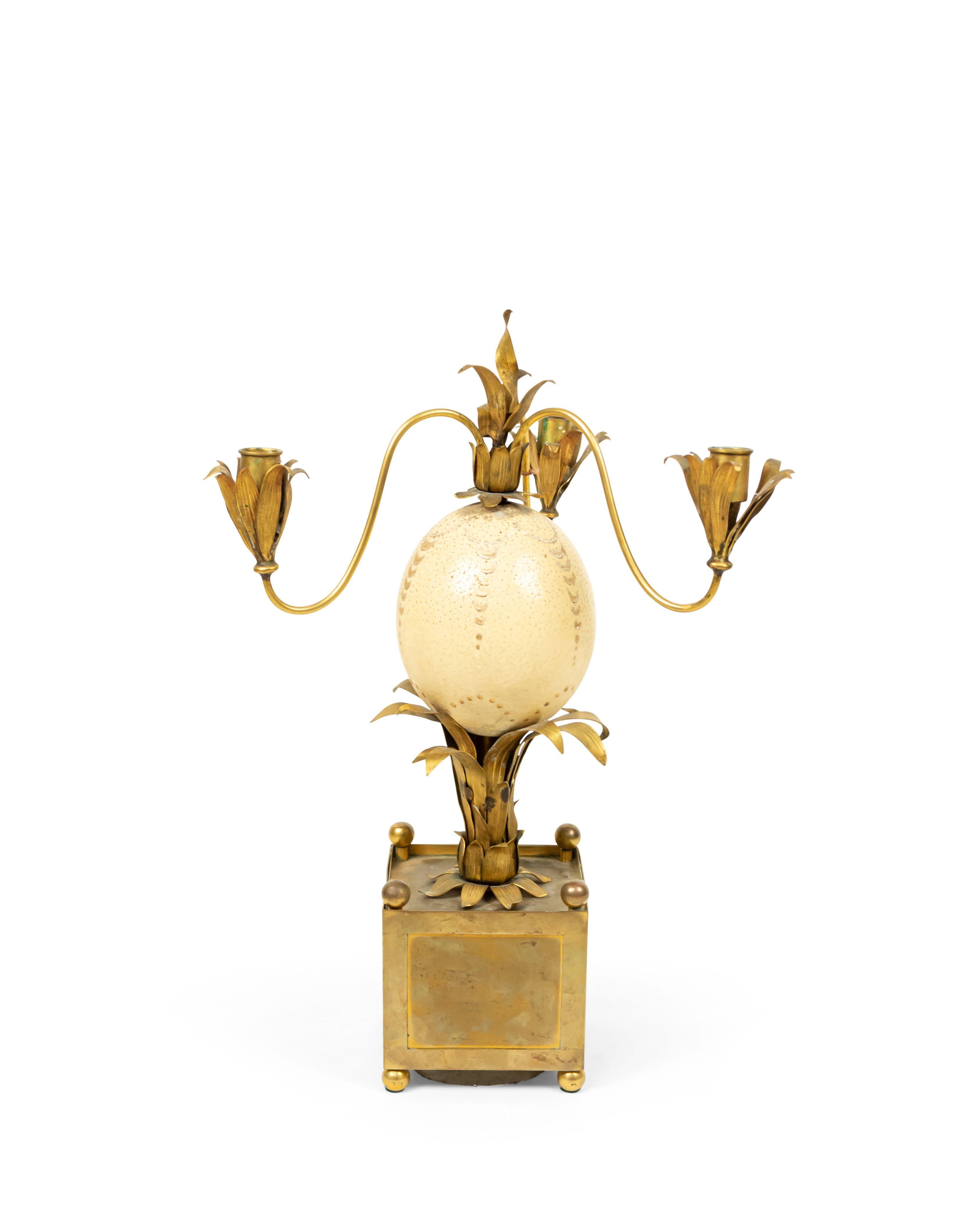 PAAR französischer 3-Arm-Kandelaber aus Messing mit Palmenmuster und Straußenei aus der Mitte des Jahrhunderts (1940er Jahre) auf quadratischen Sockeln. (PREISANGABE ALS PAAR)