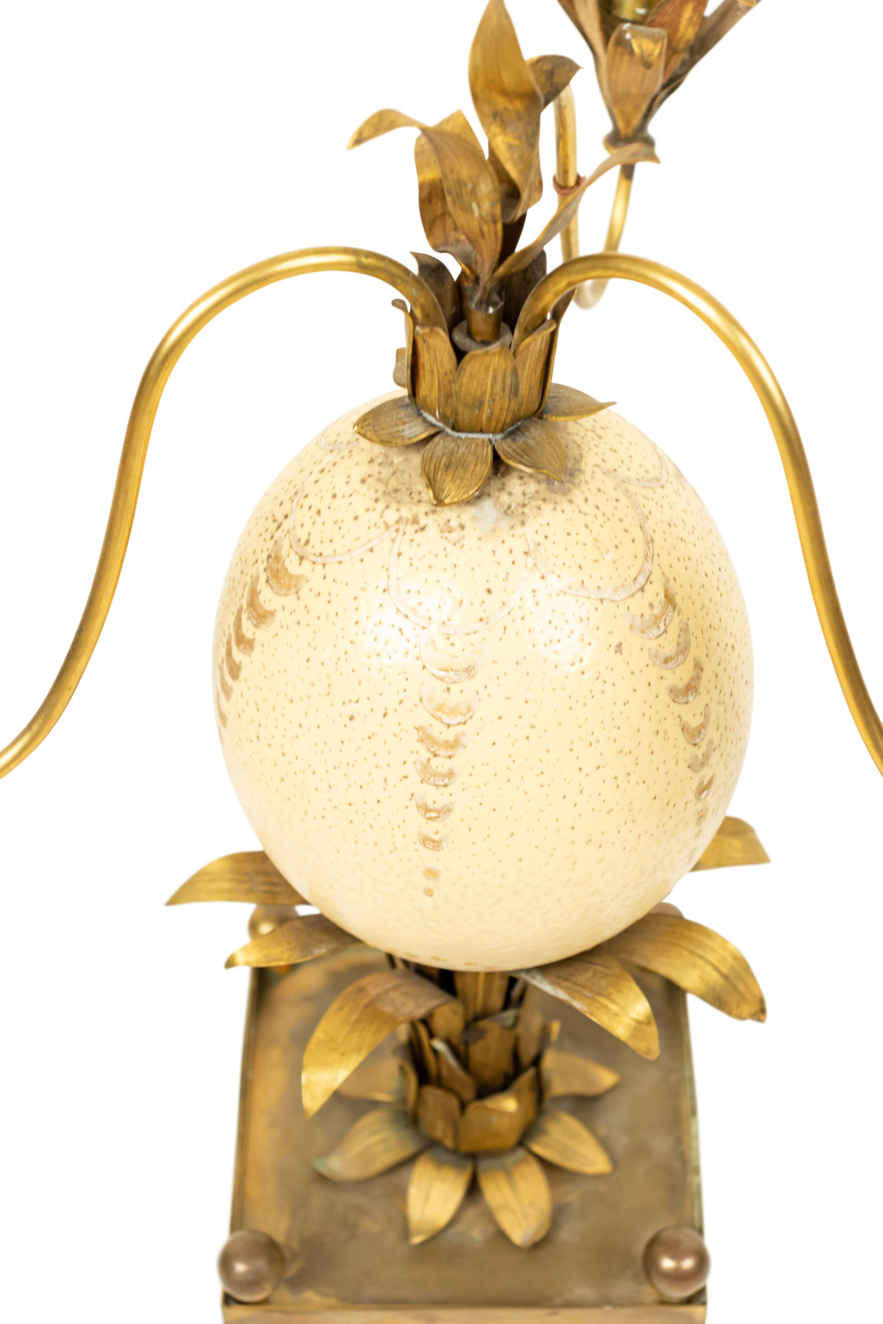 Paar französische Messingkronleuchter aus der Mitte des Jahrhunderts mit Palmen und Straußeneiern (Moderne der Mitte des Jahrhunderts) im Angebot