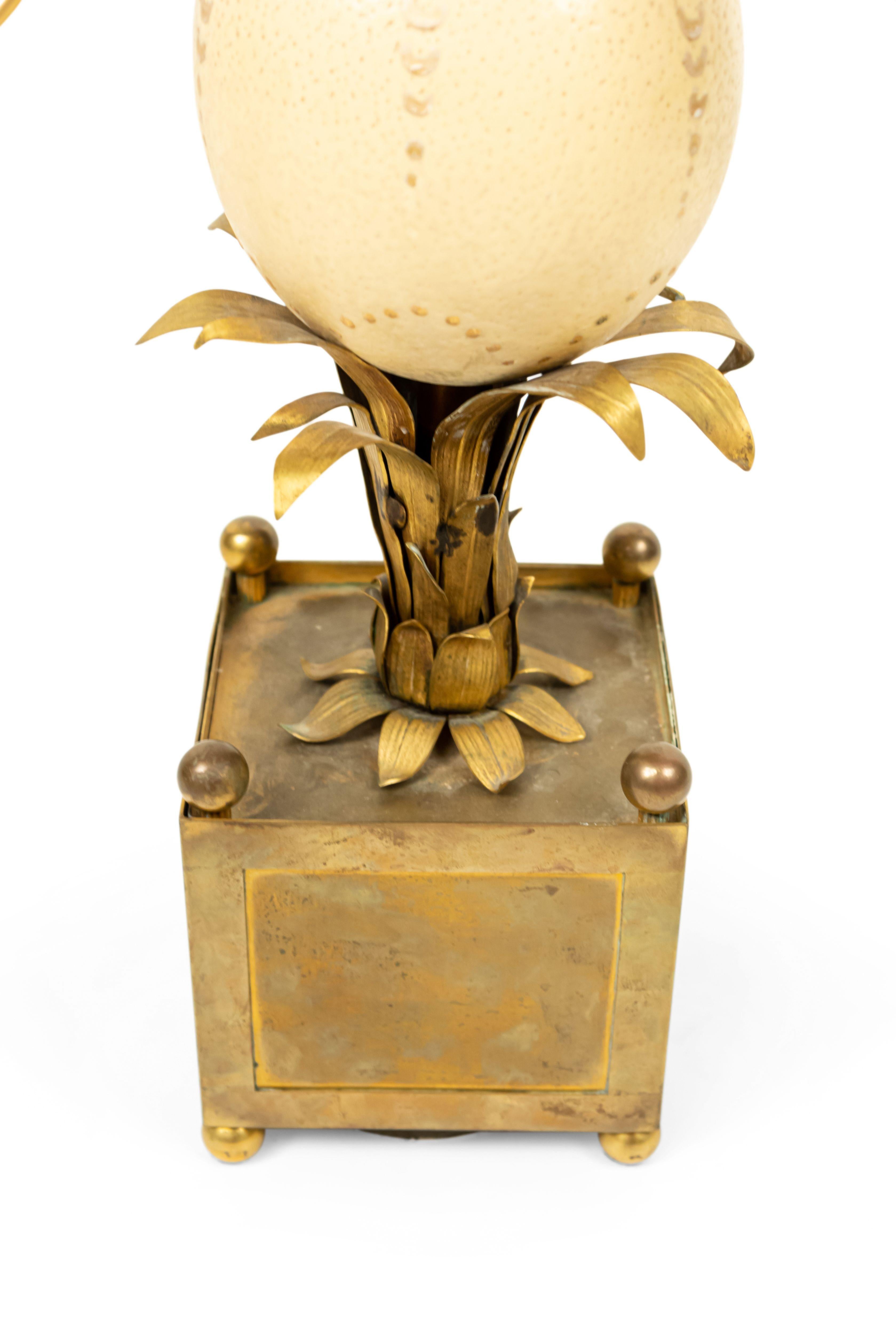 Paar französische Messingkronleuchter aus der Mitte des Jahrhunderts mit Palmen und Straußeneiern (Französisch) im Angebot