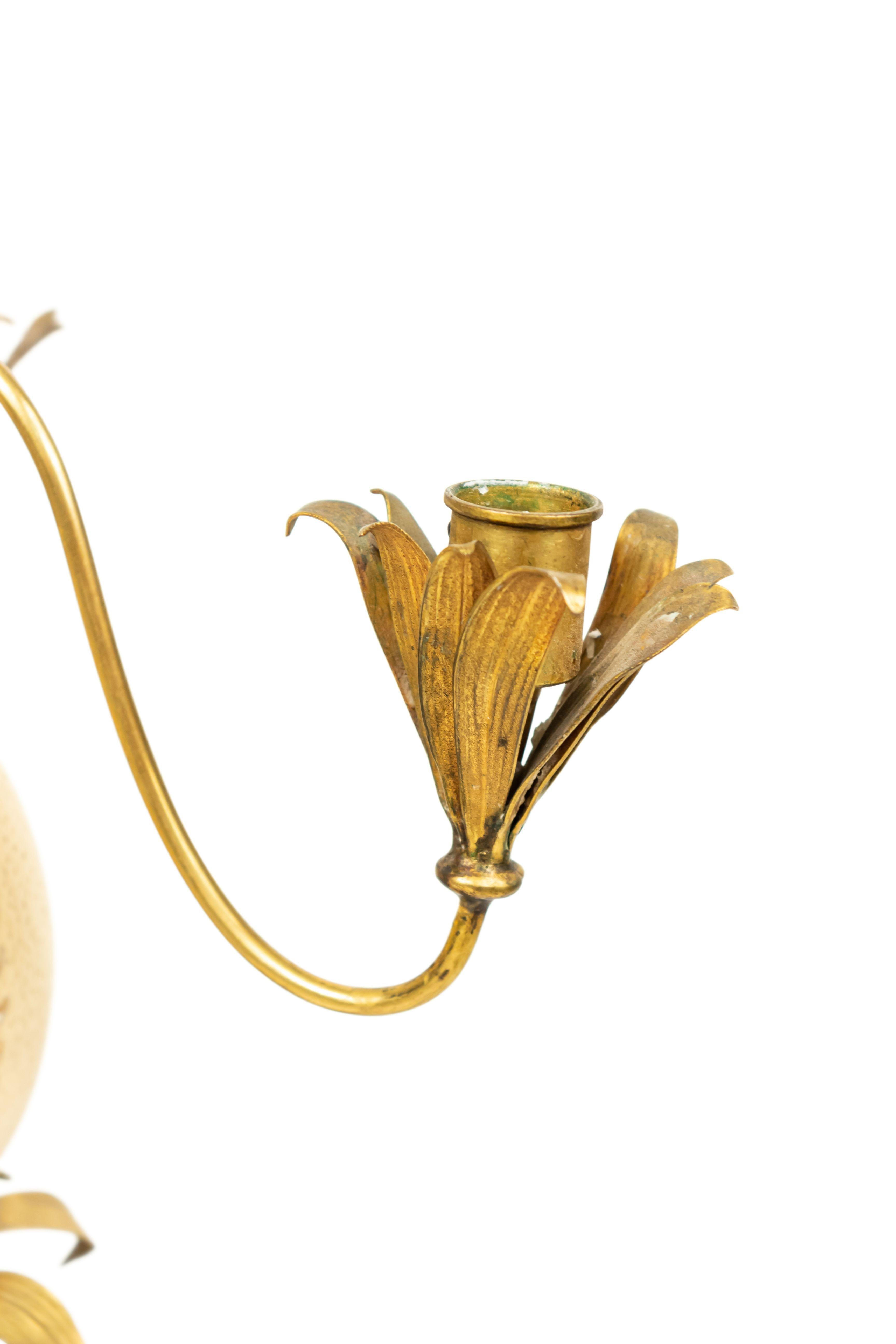 Paar französische Messingkronleuchter aus der Mitte des Jahrhunderts mit Palmen und Straußeneiern im Zustand „Gut“ im Angebot in Queens, NY